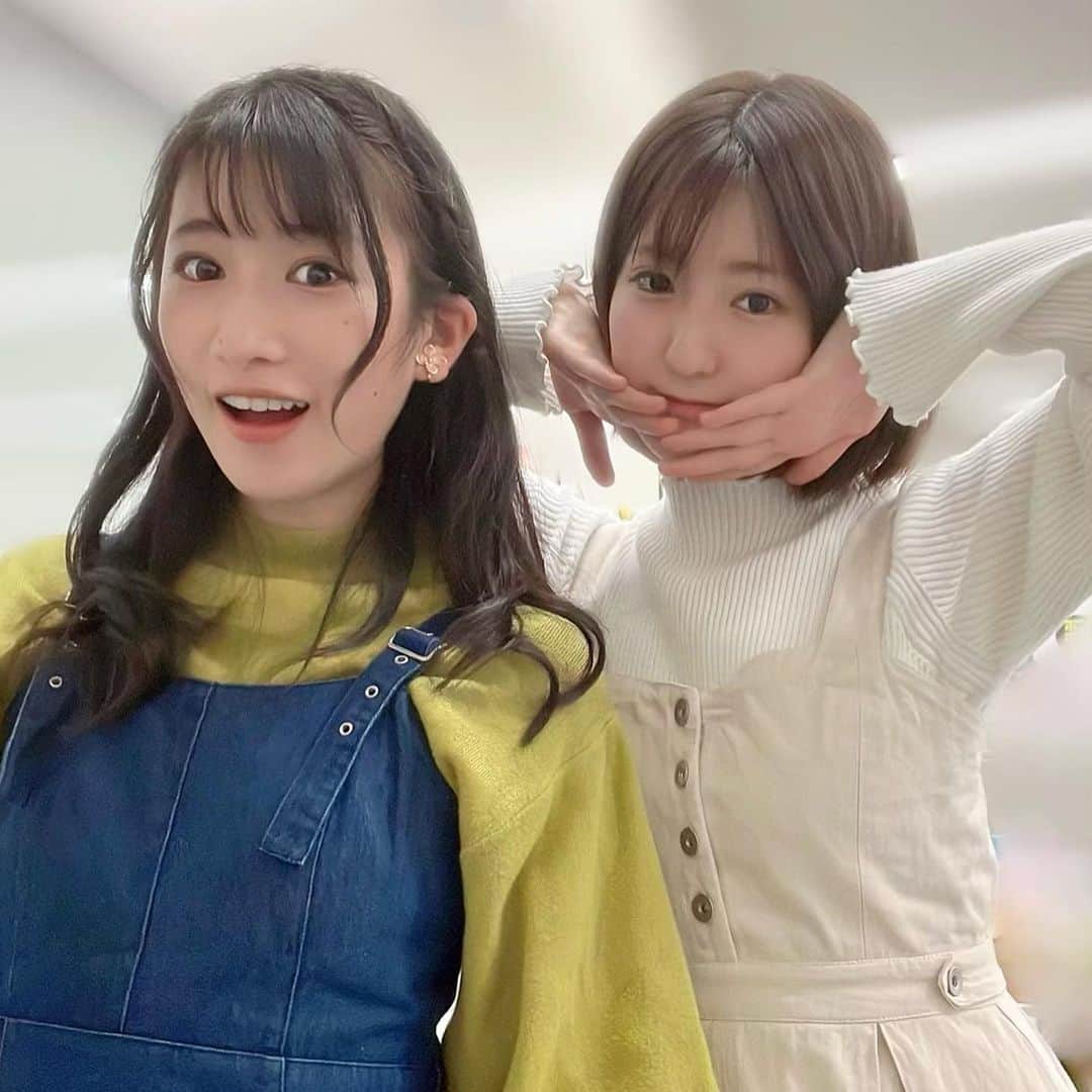 加藤一華のインスタグラム：「. 今日は可愛くてキラッキラな コラボ撮影してきたよ〜🥰✨ (おたのしみに☺️🌟)  で、、、 今日もさ打ち合わせしてないのに またなると服が似ちゃってて笑った😂  リンクコーデ？？？👭🌱 いちなるあるあるです😹  #リンクコーデ #シミラールック #双子コーデ #アウター脱いだら #似すぎてて笑った #いちなる #ootd」