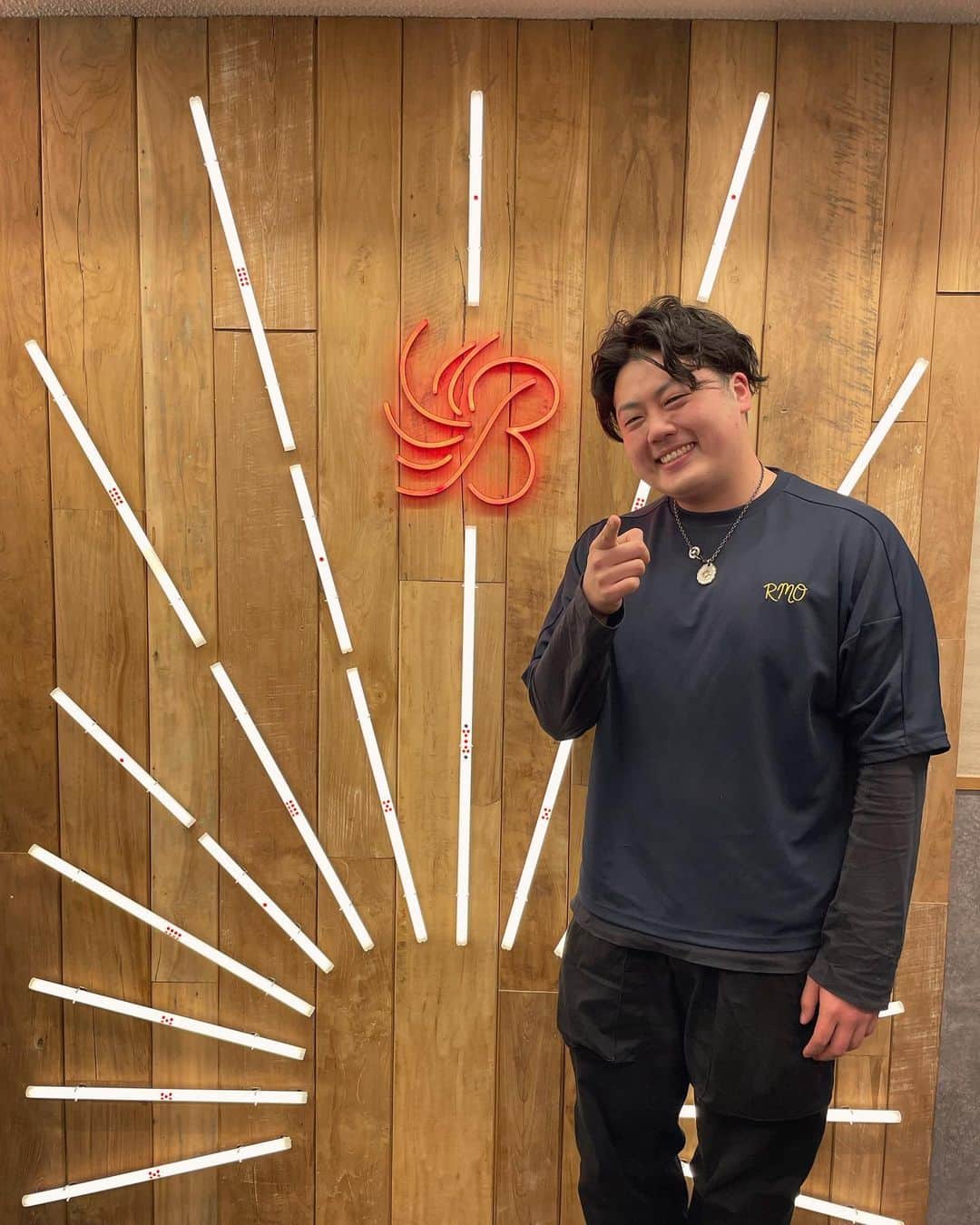 のインスタグラム：「近藤廉27歳になりました！！  ベルバードに足を運んで下さった皆様、同卓してくださった方々も本当にありがとうございました！ 最高の誕生日になりました☺️  27歳になった今年はいろんな壁にもぶつかると思うしチャレンジの一年だと思っております。27歳の近藤廉も変わらず応援のほど宜しくお願い致します✊🏻  #happybirthday #麻雀　#ベルバード #近藤廉」