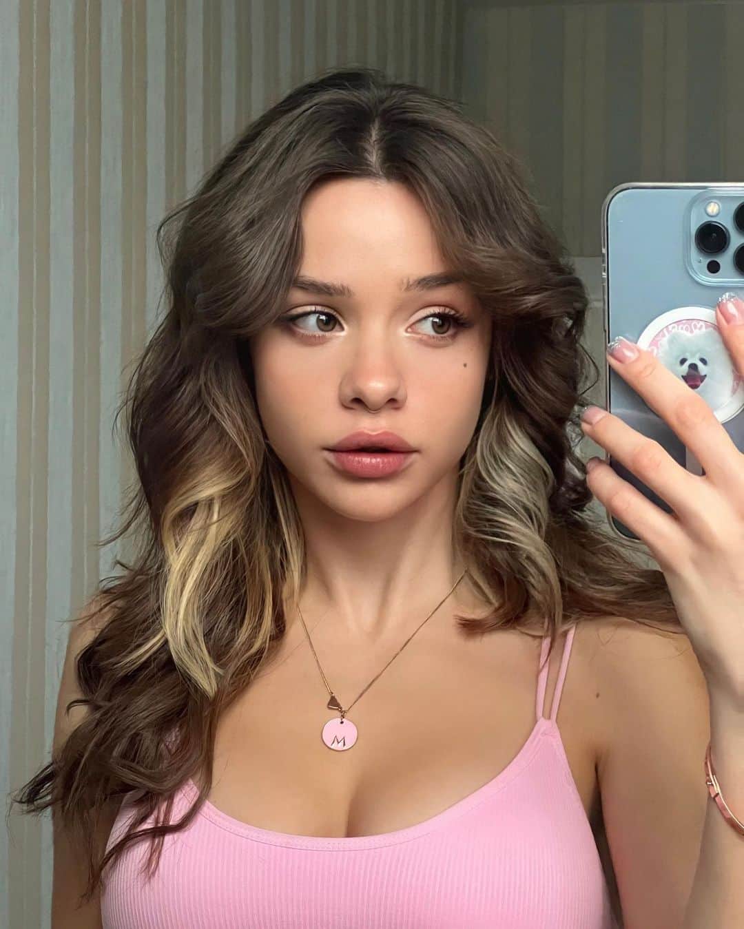 Maria Wayのインスタグラム：「я пропала, потому что у меня обнаружили коронавирус. СНОВА. я болела 5 месяцев назад. Но сейчас я заразила свою маму и бабушку, которой 84 года, у неё диабет и она уже 1 год не выходит на улицу.  выложила в сторис: у меня антитела 228,8 BAU, но при этом COVID-19.  как такое может быть?? чувствую себя норм, переживаю за своих родных」