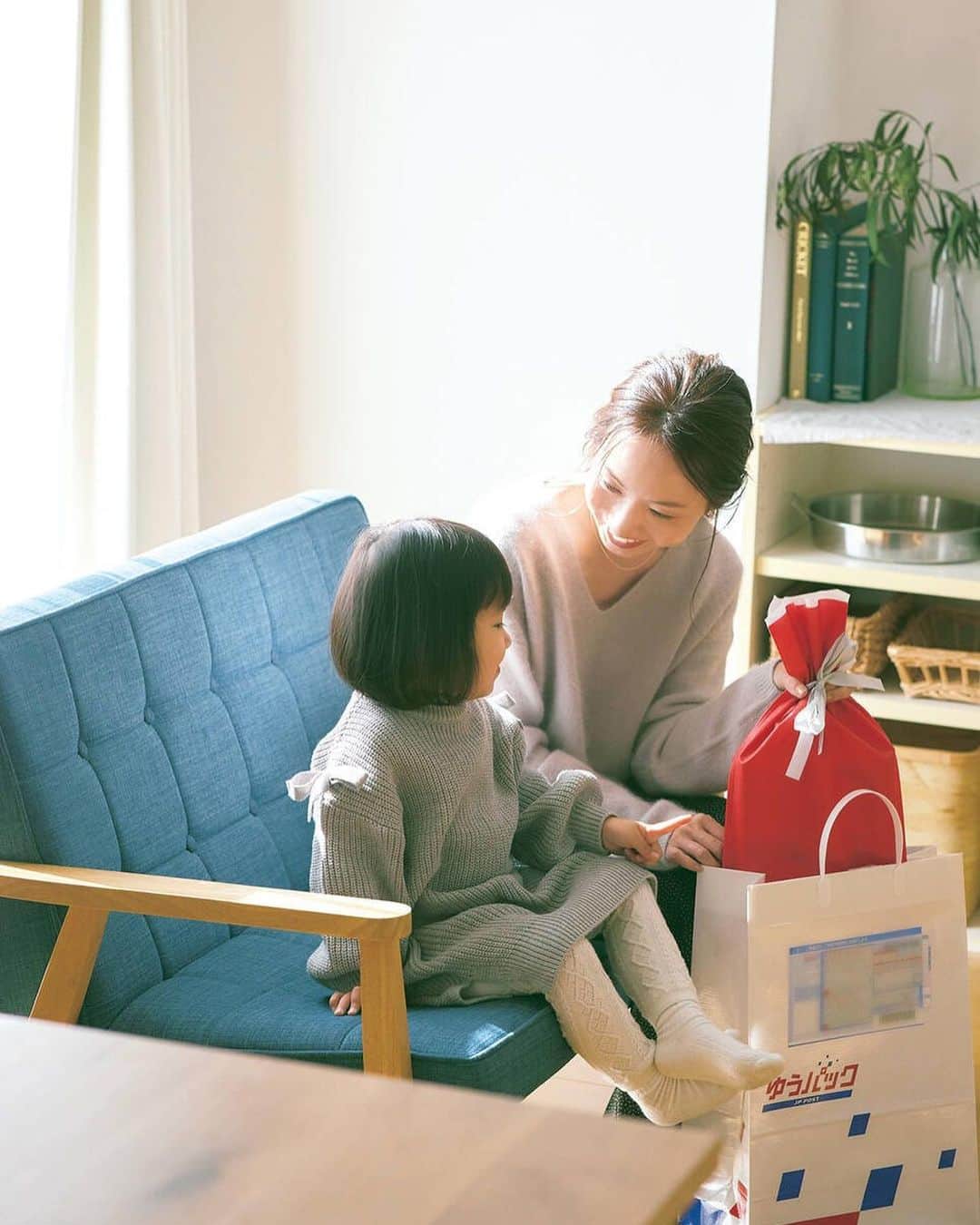 泉マリコさんのインスタグラム写真 - (泉マリコInstagram)「発売中の @with_mag_official 2月号📚☃️長女と一緒に日本郵政のタイアップ企画に1ページ載せていただきました💓💓 . 子供が産まれてから、自分の両親、義理の両親とはプレゼントを贈り合うことが多くなりました🎁両親以外にも、友人の出産祝いや節目のお祝いなど、何かと贈る機会が増えたのでゆうパックにはいつもお世話になってます📮❤️ . 贈り物って相手に喜んでもらうために時間や手間をかけることにも意義があるように感じます😆プレゼントすることで、相手を想う気持ちも伝えたいですよね💝 . 今回の撮影では親子でたくさんのカットを撮影していただき、長女は本当〜によく頑張っていました😭💕たくさんの成長を見れたし、良い表情を激写してもらえて感激‼️withにはいつも素敵な経験をさせていただいています…🙏❤️❤️ . 表紙は2パターンあるのですが、娘とたくさん載れたのがメモリアルすぎて両方買っちゃった🙈🤣冬を楽しく過ごせる読み応えある企画がたくさんですよ♨️✨ . #with2月号 #withlabstar100 #withlabエディター #女の子ママ #姉妹ママ #ワーママライフ #ゆうパック #ゆうパックスマホ割」1月21日 0時27分 - mariko_i0902