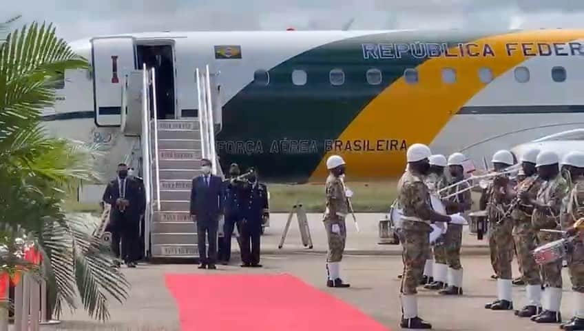 ジルマ・ルセフのインスタグラム：「🇧🇷🤝🇸🇷 O Presidente Jair Bolsonaro desembarcou, nesta quinta-feira (20/1), em Paramaribo, capital do Suriname, onde participa de agenda diplomática com o governo local. Estão previstos encontros com os presidentes do país anfitrião, Chandrikapersad Santokhi, e da Guiana, Irfaan Ali.  A visita oficial tem por objetivo estreitar as relações diplomáticas entre Brasil e Suriname.」