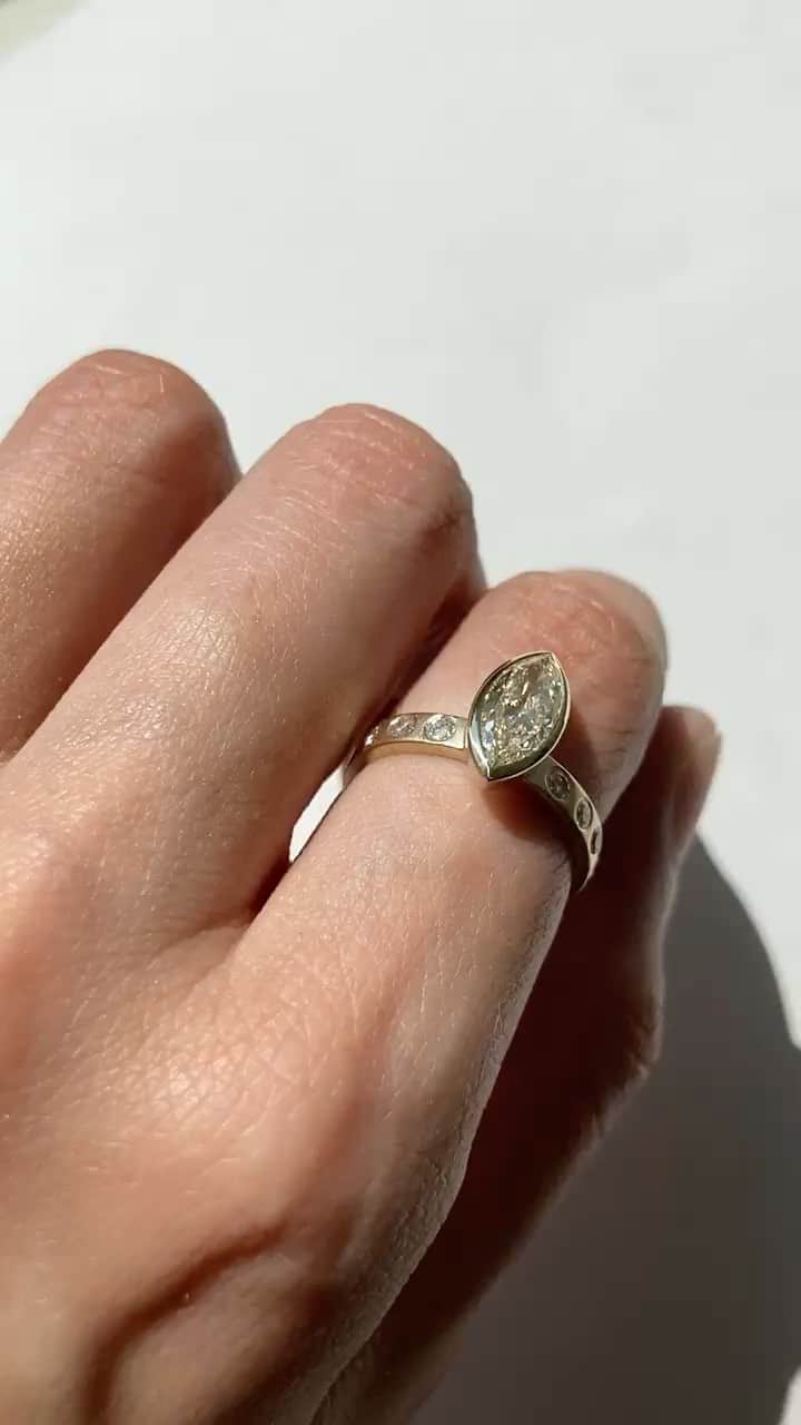 シェイスビーのインスタグラム：「So in love with this custom 14k engagement ring featuring an offset marquis diamond that’s accented with our customer’s heirloom diamonds 💎💍  #custombridal #engagement #marquisdiamond #futureheirlooms #oneofakind」