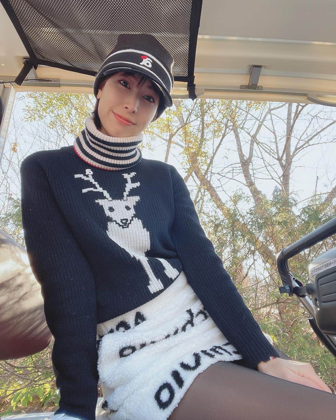 米澤有さんのインスタグラム写真 - (米澤有Instagram)「寒い日のあったかコーデ😚 とにかくモコモコ☁️❄️ #winter #winterfashion #mocomoco #archivio #golf #golfgirl #fashionstyle #monotone」1月21日 4時49分 - yu.u.yonezawa