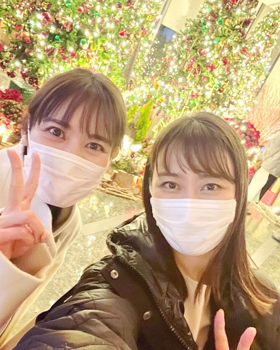 佐藤千晶さんのインスタグラム写真 - (佐藤千晶Instagram)「その後、仕事で東京きていたえりなと 今度は２人ごはんができて、 これまた楽しかったのでした😊  きらきらとしたクリスマスツリーの前でパチリ🎄  直接会えて話せる喜びを 今年はしみじみと感じました☺️  #大学の同級生 #アナウンサー #同棲生活　いや #居候生活　なつかしや…🤣」12月28日 14時41分 - satochiaki125