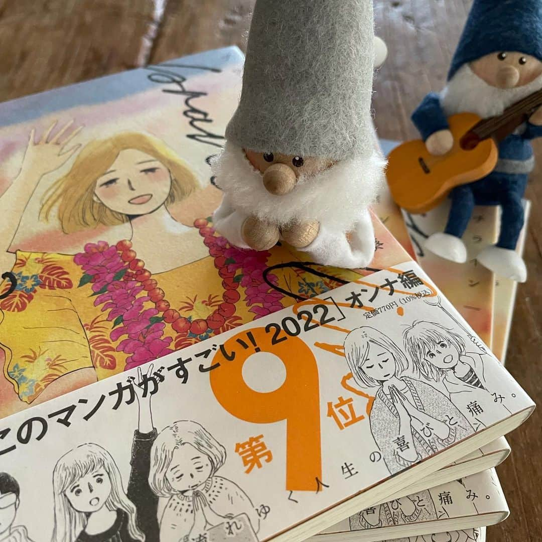 池辺葵さんのインスタグラム写真 - (池辺葵Instagram)「ブランチライン3巻 1月8日発売  またまたかっこいいデザインをしていただきました。ほわんとした絵をぐんとしめてくださってます。紹介文もとても優しくて素敵です。  「このマンガがすごい！2022」オンナ編第9位🎊🎉 😆ありがとうございます😳🧡  一年間ありがとうございました。 ✨良いお年をお迎えください💫」12月28日 14時47分 - ikenohotori