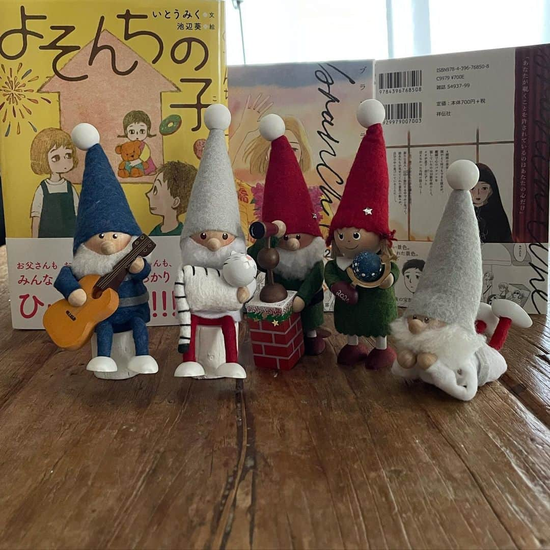 池辺葵さんのインスタグラム写真 - (池辺葵Instagram)「ブランチライン3巻 1月8日発売  またまたかっこいいデザインをしていただきました。ほわんとした絵をぐんとしめてくださってます。紹介文もとても優しくて素敵です。  「このマンガがすごい！2022」オンナ編第9位🎊🎉 😆ありがとうございます😳🧡  一年間ありがとうございました。 ✨良いお年をお迎えください💫」12月28日 14時47分 - ikenohotori