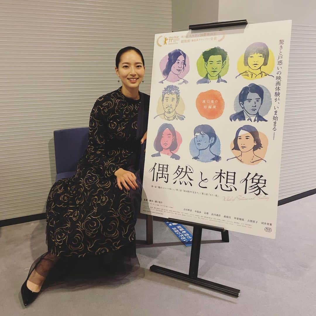 森郁月さんのインスタグラム写真 - (森郁月Instagram)「スターダストネットでインタビューを受けました🎤 ⁡ 映画「偶然と想像」について、 濱口監督との出会い、独特の演出方法、作品のテーマなどなど、、、 たくさんお話しました。 なかなか語る機会がなかった話も 詳しく聞いてもらって、 話しているとリハーサルから撮影期間にかけて 2年前の日々の記憶が蘇ってきました。 本当に得たものがたくさんあって、 改めてありがたい機会を頂いたなぁと思いました。 ⁡ とべないですが、こちらです⬇ https://www.stardust.co.jp/interview/article/morikatsuki/02.html ⁡ スターダストプロモーションのオフィシャルサイトを検索して頂くか、 Instagramプロフィール欄のブログにもリンク掲載しています。 映画を観た方や気になってる方に ぜひ読んでもらえると嬉しいです！ ⁡ 映画「偶然と想像」が 引き続き、全国公開中です。 東京のBunkamura ル・シネマでは、 ベルリン国際映画祭銀熊賞の受賞トロフィーが展示されています。 舞台挨拶の時に初めて見たのですが、 実物はなかなか筋肉質な熊でした。笑 記念写真をしっかり撮って帰りました(^^ ぜひ見てってね〜♪ ⁡ ⁡ #偶然と想像 #濱口竜介 #Bunkamura #ル・シネマ #Bunkamuraル・シネマ #劇場公開 #映画 #邦画 #Reel #ベルリン国際映画祭 #銀熊賞 #ベルリン国際映画祭銀熊賞 #舞台挨拶 #全国公開  #スターダストネット #スターダストプロモーション #インタビュー #演出方法 #演出」12月28日 13時50分 - katsukimori1227