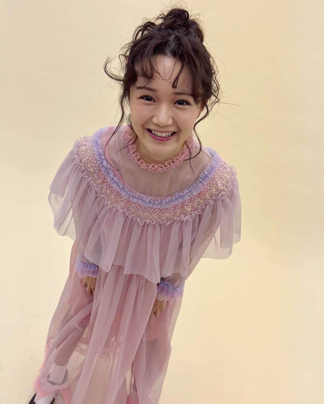 尾崎由香のインスタグラム：「もう少しで仕事納めです😌✨  みなさんはいつまでですか？  新年最初は、 #朗読劇 #いつもポケットにショパン 🎹♪ 1月13日 #紀伊國屋ホール　にてお待ちしてます😌💕 #仕事納め　#150cm  #おだんごヘア」