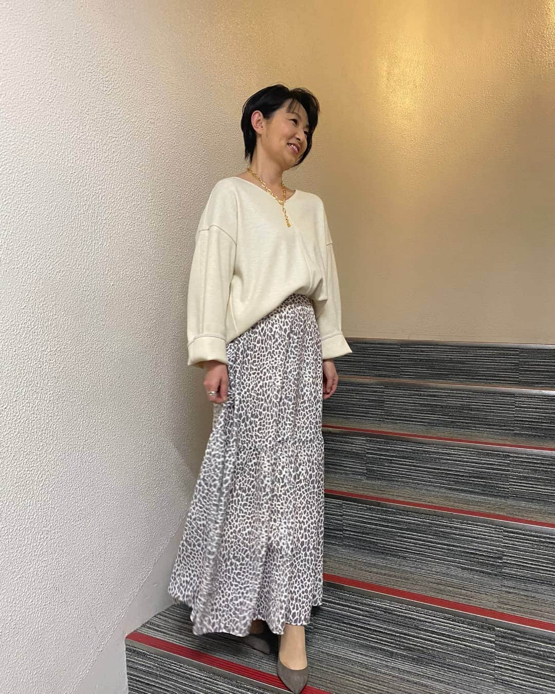 小島奈津子さんのインスタグラム写真 - (小島奈津子Instagram)「2021*12*27 #BSTBS #噂の東京マガジン ． トップス&スカート @elura_official   ネックレス @cecileetjeanne.jp_official  ． 今日一段と寒い！ でも今日は松飾りを飾ります。 明日は29日で9(苦)がつくから飾れないし、一夜飾りにならないために。。 気忙しい年末。 どうぞみなさまも健やかに🙏」12月28日 14時20分 - kojimanatsuko_official