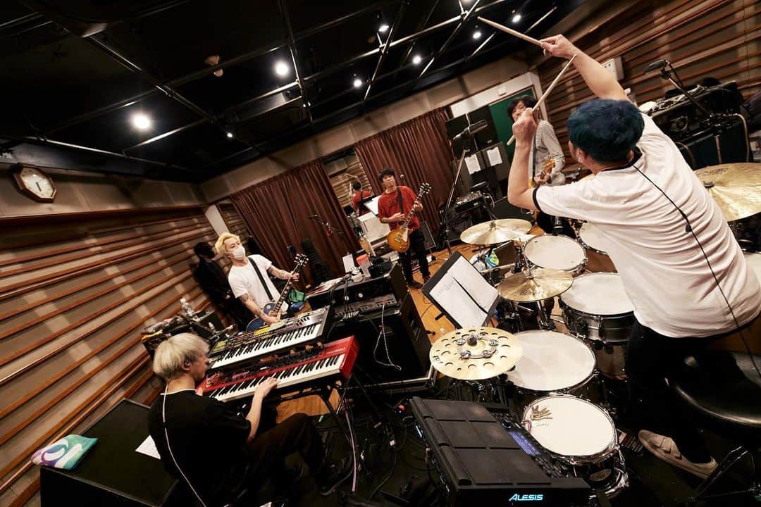 the HIATUSのインスタグラム：「COUNTDOWN JAPANに向けてリハーサルでした！ photo by Tsukasa Miyoshi  #thehiatus #2021年初めて集合」