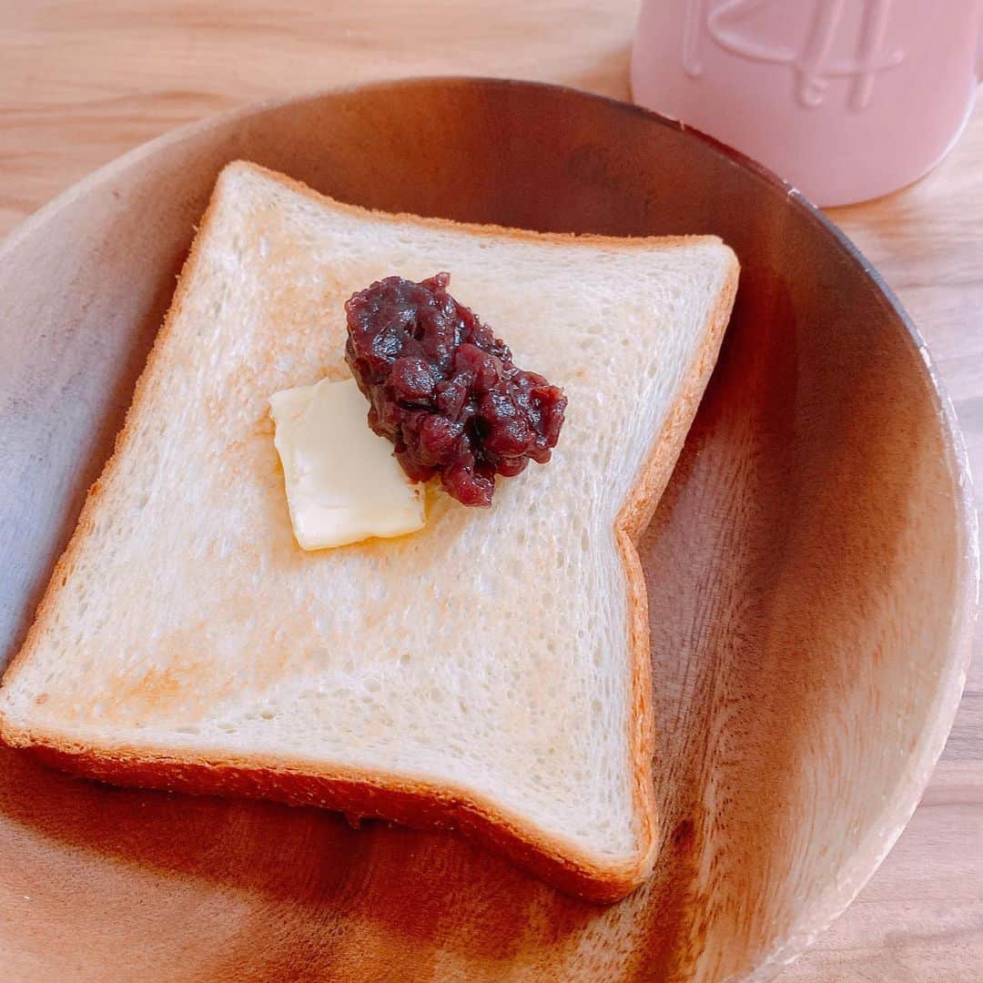 のインスタグラム：「仕事納めの朝は、あんバタートースト🧡  #モーニング#あんバター」