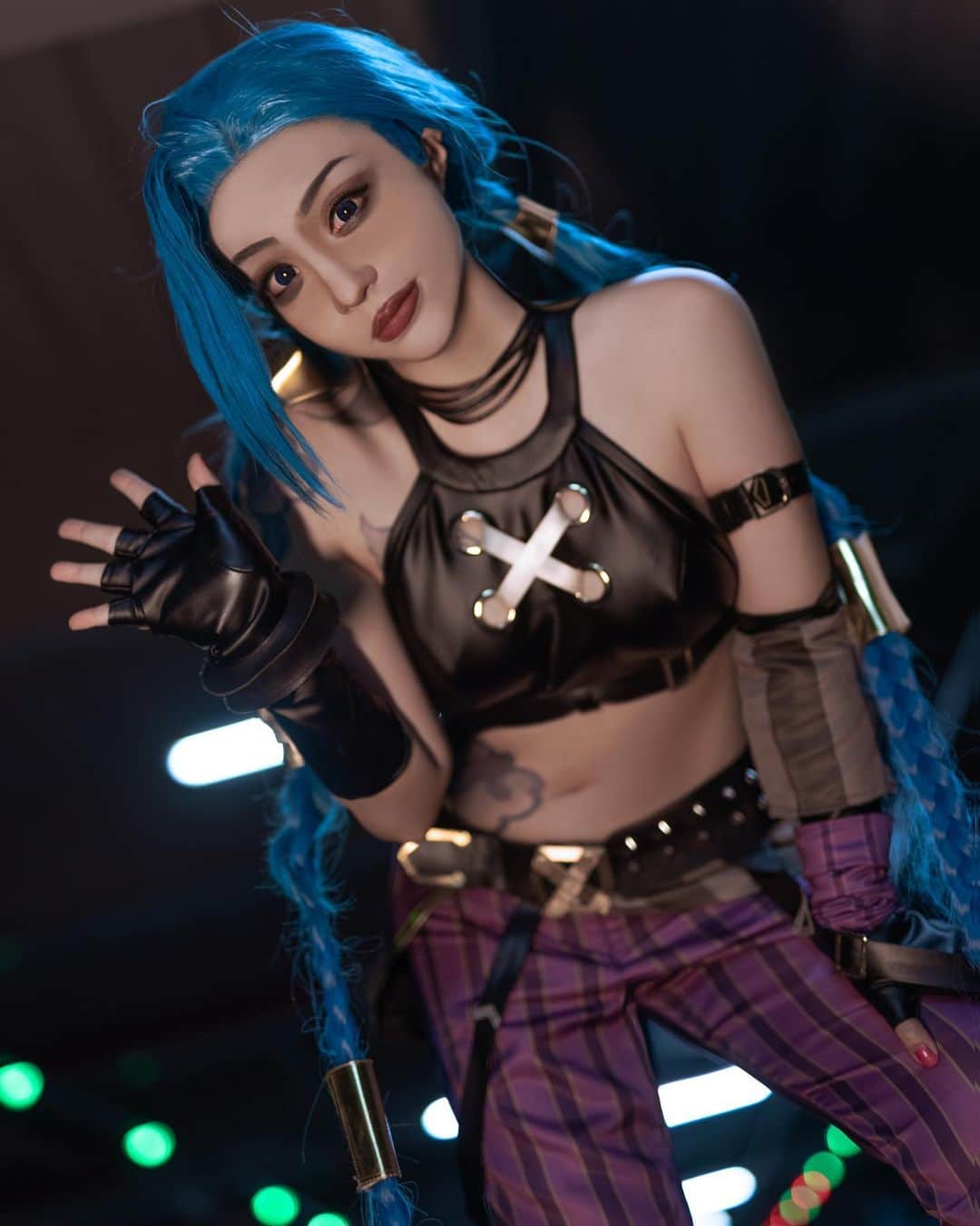 千尋のインスタグラム：「「…Hi?」 I tried an animated version jinx of makeup😳  Hope everyone likes😚 Patreon last 3 days!Get jinx pics now❤️  嘗試了奧術版本裡面的妝容 希望有合適😳😳😳😳 P網的訂閱剩下最後3天囉！ 這次吉茵珂絲一共有2個版本總共20張照片❤️  #jinxcosplay #leagueoflegends #leagueoflegendscosplay #jinx #cosplaygirl #arcane」