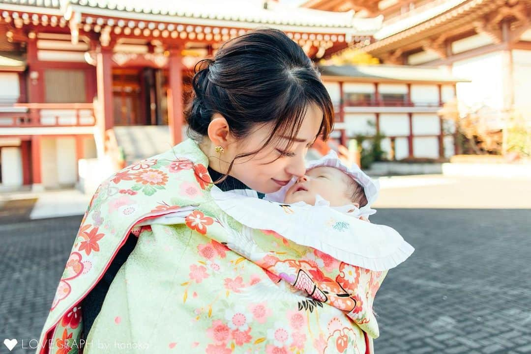 RIKAのインスタグラム：「. お宮参り⛩ ベビがお腹にいてゴルフしてた時もだいたい晴れてたしこの日も晴天☀️ . 私の雨女はなおったかな☺️ . 祈祷は正座でめちゃくちゃキツかった💦 ベビ持ってるから尚更痛かった😂 . 寝不足でフラフラだけど笑顔で頑張って良い写真になりました📸 . すくすく成長しますように🙏🙏❤️ . . . #出産#令和3年ベビー#赤ちゃん#お宮参り#お宮参りフォト#11月産まれ#女の子ママ」