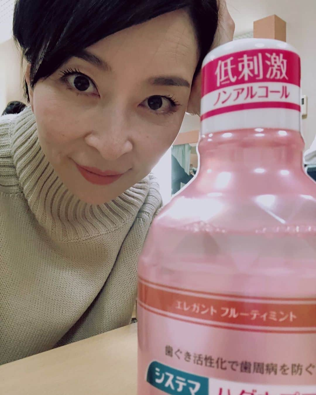 真矢みきのインスタグラム：「CM撮影していました。  今年も沢山の方にシステマ　ハグキプラスを使っています！ とお声かけいただきました。  ありがとうございます  来年も皆さんご一緒に清々しく！  Maya」