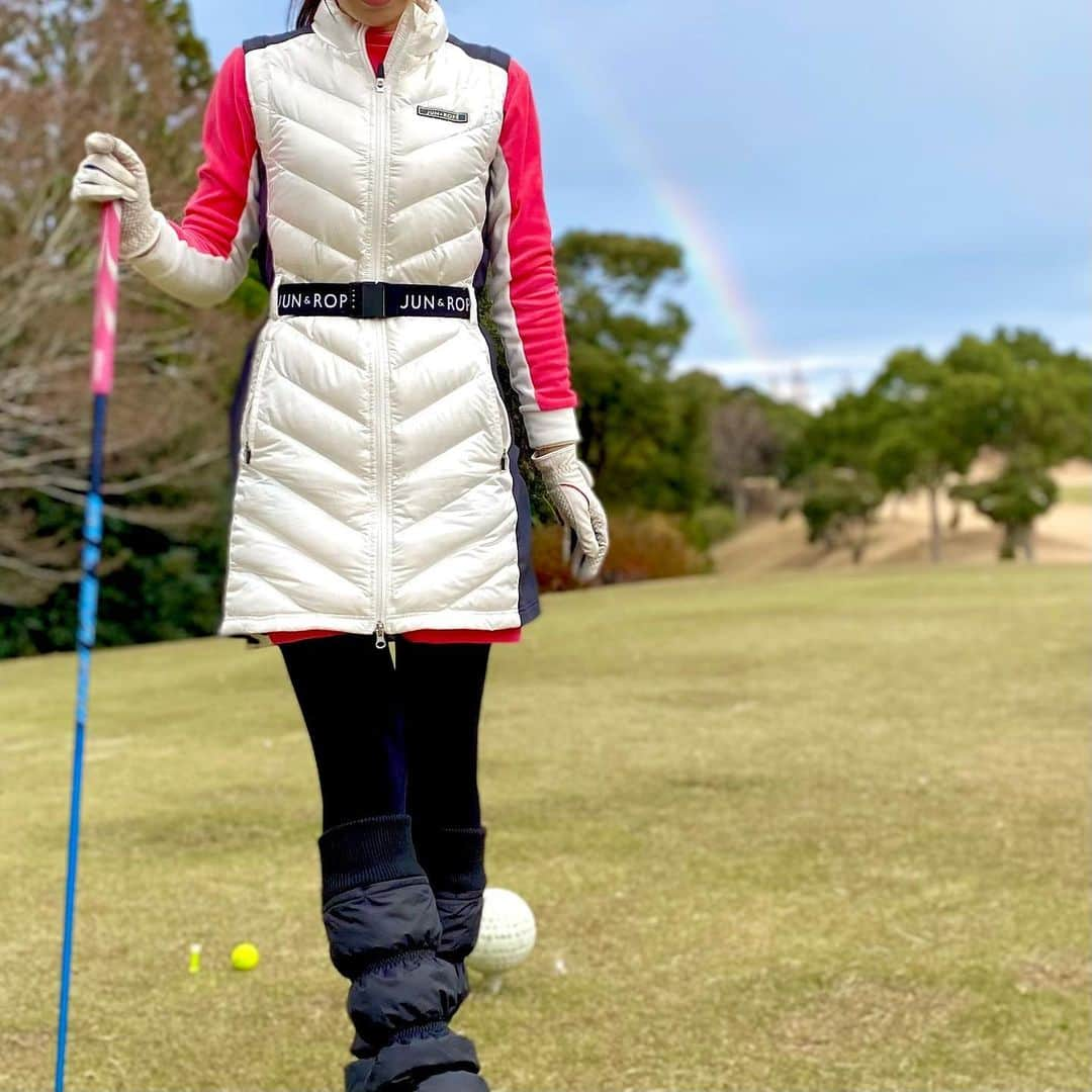 高橋としみさんのインスタグラム写真 - (高橋としみInstagram)「2週間前の打ち納め⛳️ たまたま虹が出てました🌈 帰りの車もキレイな虹が出てた😍 今年いっぱい虹見てる気がする✨  そういえばドライバーのシャフト @fujikura_japan さんのスピーダーNXに 変えました〜😆😆😆  試打して、飛距離も少し伸びて すごく嬉しい⛳️✨🏌️‍♀️ みんなも試して見て👍  ウェア　@junandrope  #ゴルフ#ゴルフ女子#golf#ゴルフウェア#2021打ち納め #ジュンロペ#ゴルフコーデ」12月28日 9時38分 - toshimi_1002