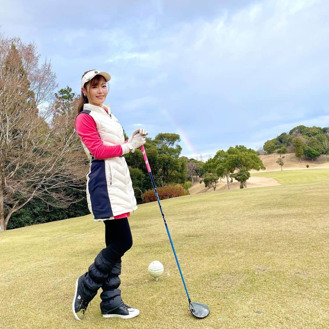 高橋としみさんのインスタグラム写真 - (高橋としみInstagram)「2週間前の打ち納め⛳️ たまたま虹が出てました🌈 帰りの車もキレイな虹が出てた😍 今年いっぱい虹見てる気がする✨  そういえばドライバーのシャフト @fujikura_japan さんのスピーダーNXに 変えました〜😆😆😆  試打して、飛距離も少し伸びて すごく嬉しい⛳️✨🏌️‍♀️ みんなも試して見て👍  ウェア　@junandrope  #ゴルフ#ゴルフ女子#golf#ゴルフウェア#2021打ち納め #ジュンロペ#ゴルフコーデ」12月28日 9時38分 - toshimi_1002