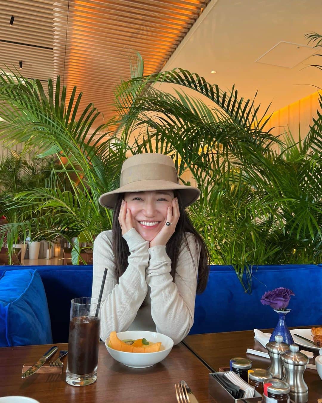 森川侑美のインスタグラム：「朝からにこにこ☺︎ 何が可笑しかったのか忘れちゃったけど 朝から大笑い☺️☺️☺️ ピントがエッグベネディクトに奪われました📷  エッグベネディクトってなんでこんなに美味しいの〜🥚 とろとろ卵作れるようになりたい🍳 @tokyoedition  お料理美味しくてスタッフの方々も優しかった🥰 お言葉に甘えてコーヒー沢山頂きました☕️❤︎  #tokyoedition#morning#smile#☺︎」