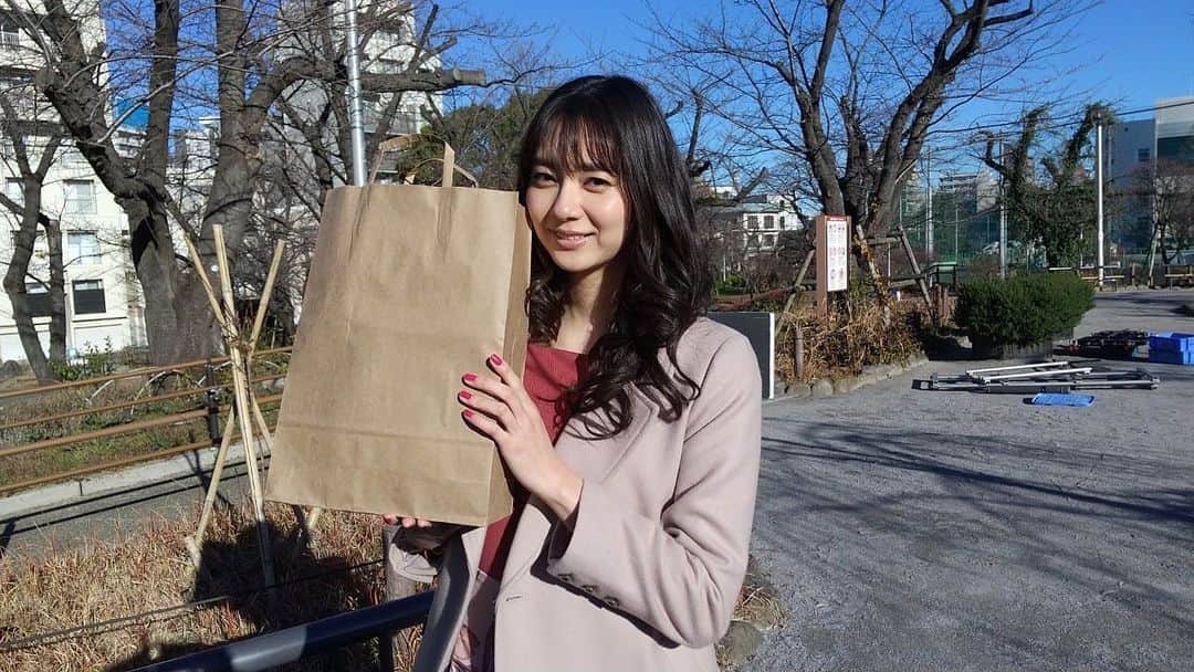 のインスタグラム：「. ✦ː──────────  𝐇𝐚𝐩𝐩𝐲 𝐁𝐢𝐫𝐭𝐡𝐝𝐚𝐲   #新川優愛 さん  ──────────ː✦ ⁡   本日12/28は 〈岩崎奈々江役〉 新川優愛さんのお誕生日🎂 ⁡  いとうその現場でお祝いをさせていただきました💐👏🏻 ステキな1年になりますように𓂃𓈒𓏸 ⁡   ✧公式Twitterではコメント動画を公開！   #愛しい嘘 #いとうそ  #2022年1月14日スタート #毎週金曜よる11時15分 #波瑠 #林遣都 #溝端淳平 #本仮屋ユイカ #黒川智花 #新川優愛 #松村沙友理 #徳重聡」