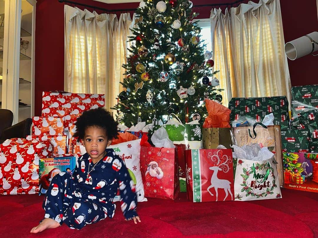 トレイ・ソングスさんのインスタグラム写真 - (トレイ・ソングスInstagram)「Happy Holidays y’all, from da crib! 🎄🙏🏾 ❤️」12月28日 10時41分 - treysongz