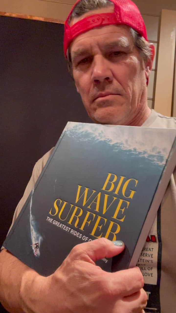 ジョシュ・ブローリンのインスタグラム：「Kai Lenny’s book “A Big Wave Surfer” is extraordinary. That’s my take, and that’s all I have. Walking a mile in the shoes of those who have touched the extraordinary, the bigger than life, the dreamland: my respect. My deep deep respect. Happy Holidays. 🙏🤙 @kai_lenny @stevemccurryofficial @jimmychin @alexhonnold @lairdhamiltonsurf #paulthomasanderson #andrewwyeth #thecoenbrothers @deanpotter #dylanthomas @john_steinbeck_  #eecummings #riverphoenix #danieldaylewis」