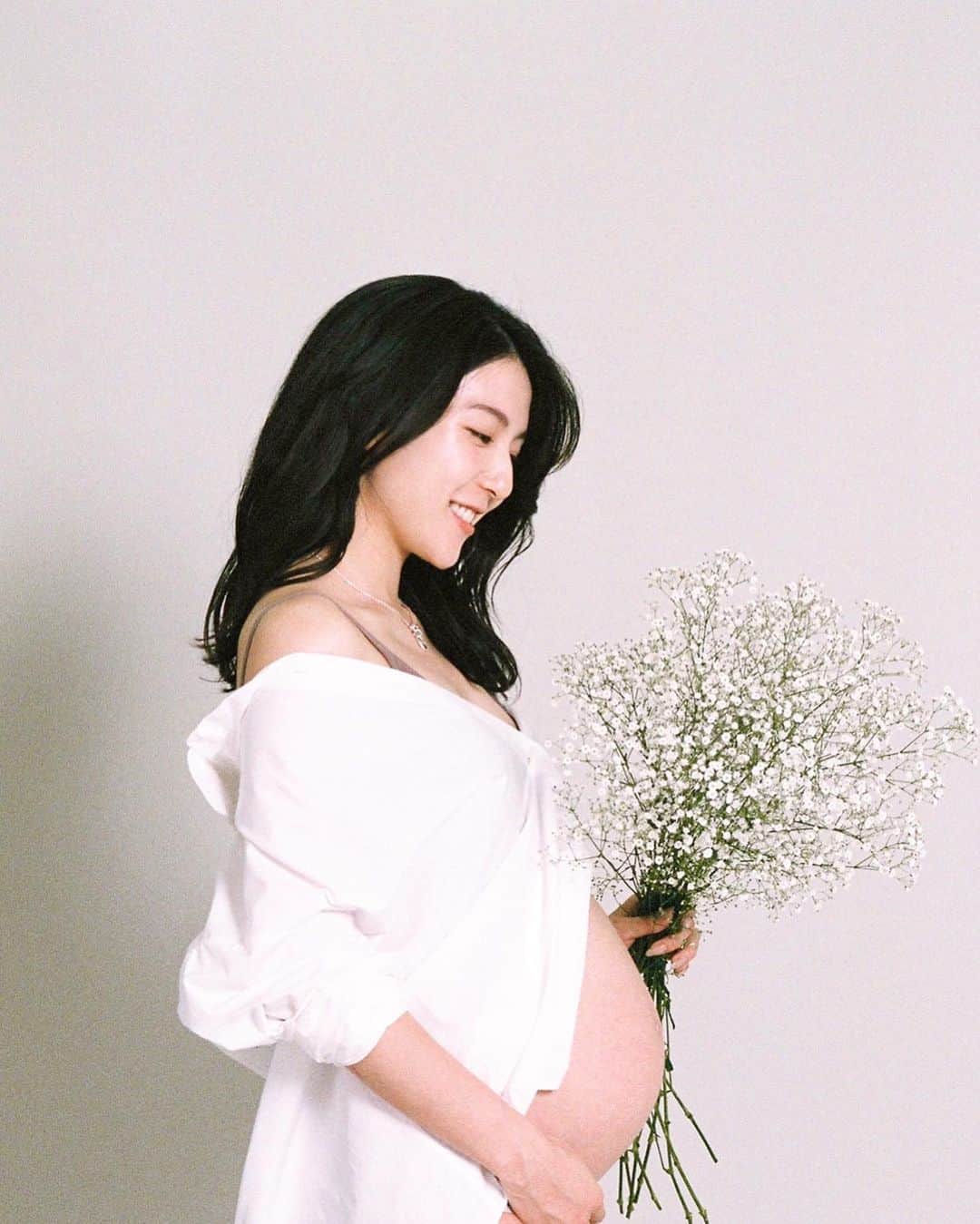 淡輪優希のインスタグラム：「🤫🤍🕊📷 #Repost @sanomadoka_photo   婚約発表、結婚式前撮りなど、節目節目ではカメラマンの佐野円香さんが私達の写真を撮って下さっています。結婚した時から、いつか赤ちゃんができたら写真撮らせてね‼︎😤✨︎って言ってくれて、ずっと迷ってたけど彼女だからこの瞬間を残したいと思えました。我々にとってとっても大切な存在です。私の大好きなお姉さん(私より年下にしか見えないけど👶🤍) まどかさんいつもありがとうございます✨ #2枚目はミーに妹ができますよーと言い聞かせているの図　  #Repost @sanomadoka_photo   ・・・  もちろん、ゆきちゃんのソロショットも❤️‍🔥  妊婦さんって最高に美しい…🥺  いつもいつも、本当に感動する。 最高だ  #マタニティフォト」