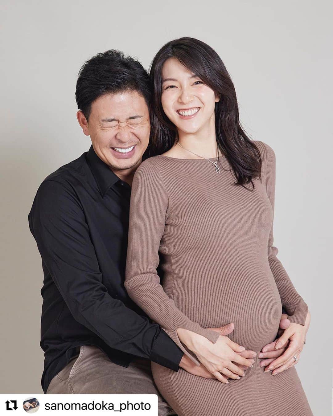 淡輪優希のインスタグラム：「なんでこの瞬間二人してこんな大笑いしてたんだろ🤣👏楽しかったなぁ…🌼 この時お腹にいた子が目の前にいるなんて、不思議だ。。  まどかさんラブ。そして撮影に付き添ってくれたけいこもありがとう🥺🤍 @keiko_shimokyo   #Repost @sanomadoka_photo  ・・・ 浅村栄斗くんと淡輪ゆきちゃんのマタニティフォトを撮影させてもらいました🤰🏻💗  写真のセレクトする間もなく、駆け足で生まれてきた赤ちゃん☺️💕  この写真の時はお腹の中にいたのに、今はもう1人の人間として栄斗くんとゆきちゃんと過ごしてるのかと思うと何度経験しても不思議で、そして幸せな気持ちです🥺❣️  ゆきちゃん、本当にお疲れ様🥺✨ 今は出来る限り体を労ってね🥺🥺  (栄斗くんのこの笑顔を、いつか大きくなったベビちゃんに見て欲しくて、この写真を最初に投稿するって決めてました😤❤️‍🔥)」