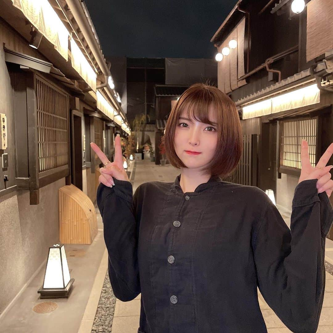 ききまるさんのインスタグラム写真 - (ききまるInstagram)「Kyoto👘🇯🇵 . . 【  Nazuna 京都 椿通 】  @nazuna.official  . 京都駅から車で10分🚗 . 築110年以上の町家が立ち並ぶ約1,400平米の路地一体を1つの宿に改修した全23室の旅館✨ . 1階にはベッドと露天風呂、 2階には畳の和室。 . 客室露天風呂付きで贅沢な一夜を過ごせました❤︎ . . 📍京都市下京区高辻通大宮西入坊門町838 . .  . . #温泉旅行 #温泉女子 #温泉旅館 #温泉宿 #温泉好きな人と繋がりたい #温泉巡り #客室露天風呂　#客室露天風呂付き #nazuna京都椿通 #nazuna #pr #京都ホテル　#京都　#京都旅館　#露天風呂付き客室」12月28日 11時12分 - kikigram_97