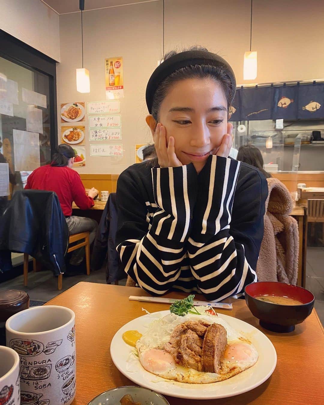 木嶋真優のインスタグラム：「食べる時が一番幸せです。 おはようございます。 年末です。 あんまり世の中から年末年末言われると 今年が吹っ飛んだ気がしますが 一年どんどん加速してませんか。 だれか地球の裏側でアクセル踏んでないですか💨 それはやめてください。 今年は何度か初めてお会いした方に 爆笑されて 『ほんとにいるんだ！笑』 って言われたんですが わたしつちのこじゃないんで 普通に道に転がってます。 よろしくお願いします。」