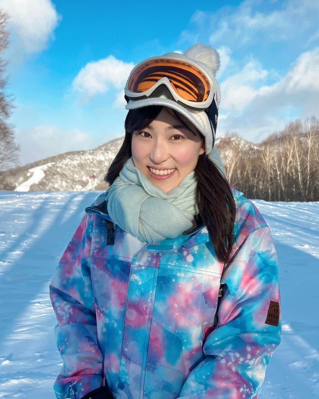 竹内里奈さんのインスタグラム写真 - (竹内里奈Instagram)「☃️☃️❄️❄️ 昨日で仕事納めでした。 今年一年ご覧いただいた方 本当にありがとうございました😊✨ ・ 写真は、スノボにいった時のです❄️ 日帰り弾丸でしたが、 パウダースノーで滑れて最高でした♡ ・ 東京も大寒波ですが❄️ 体調にお気をつけて 素敵な年をお迎え下さい✨ ・ ・ 来年もアクティブにがんばるぞ😆 ・ ・ #スキー場 #スノーボード #スノーボード女子 #女子アナ #弾丸旅行 #スノーボードウェア #パウダースノー #ウェア」12月28日 11時30分 - rina.takeuch