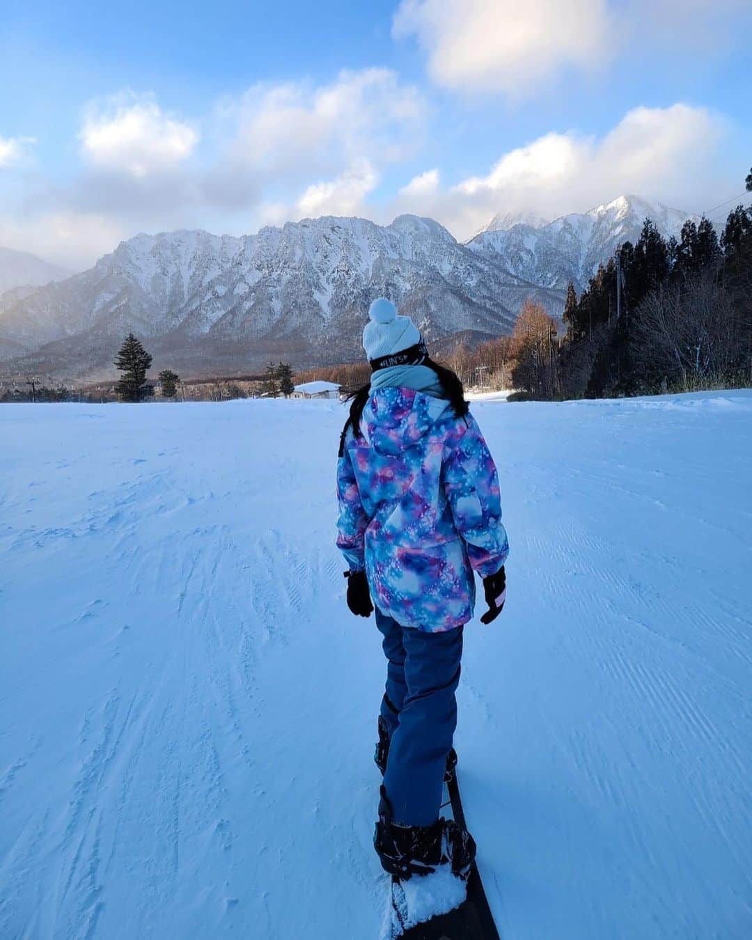 竹内里奈さんのインスタグラム写真 - (竹内里奈Instagram)「☃️☃️❄️❄️ 昨日で仕事納めでした。 今年一年ご覧いただいた方 本当にありがとうございました😊✨ ・ 写真は、スノボにいった時のです❄️ 日帰り弾丸でしたが、 パウダースノーで滑れて最高でした♡ ・ 東京も大寒波ですが❄️ 体調にお気をつけて 素敵な年をお迎え下さい✨ ・ ・ 来年もアクティブにがんばるぞ😆 ・ ・ #スキー場 #スノーボード #スノーボード女子 #女子アナ #弾丸旅行 #スノーボードウェア #パウダースノー #ウェア」12月28日 11時30分 - rina.takeuch