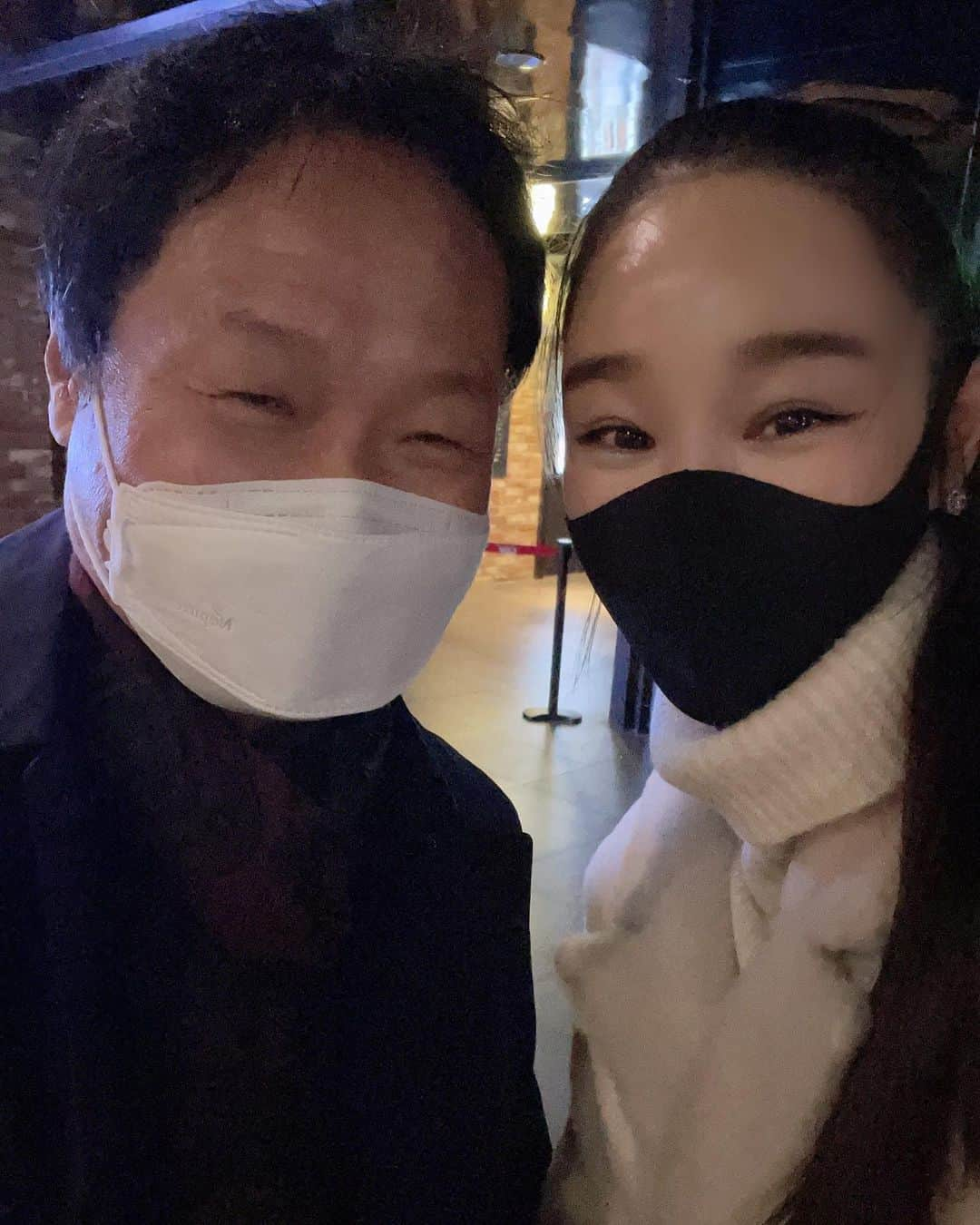 イ・サガンのインスタグラム：「곽감독님 #해피뉴이어 시사회🙏🏻  주연급 배우가 14명 출연, 티빙 6부작 동시 오픈, 편집만해도 쉽지 않았겠어요! 저는 영화는 봤으니 드라마 버젼이 어떻게 되는지 봐야겠어요  #moviepremiere #premiere #시사회 #영화해피뉴이어 #해피뉴이어 #곽재용감독 #한지민 #이동욱 #김하늘 #윤아 #원진아 #이혜원 #정진영 #김영광 #서강준 #이진욱 #이광수 #조준영  .」