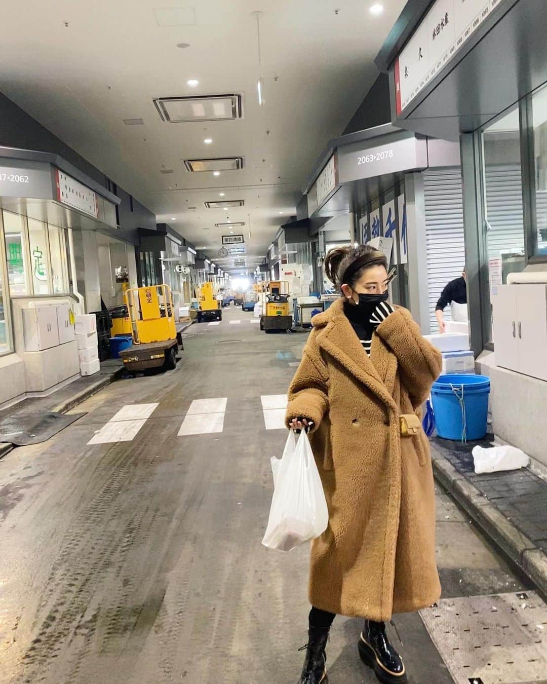 木嶋真優のインスタグラム：「今年最後の豊洲🐟 今日はちゃんと首にモコモコ🐻を連れていたので 無事お金を放出できました。 でも小銭です。 写真撮るだけかっこつけたので はじめてのおつかい感が薄くてわたし的には失敗です。 というわけで(どんなわけ) 最後の食材の仕入れをしたので 今日始まったばかりなのに 早く夜にならないかな🥳と思う ダメな人生です。 来年は食べること以外の 思考能力強化が目標です。 今日は今から仕事！ みなさんも良い一日を過ごしてね🧸」