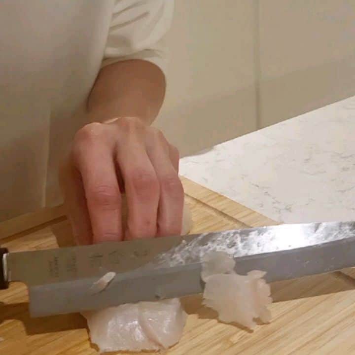 のインスタグラム：「친한동생이 남해서 배낚시로 잡아온 자연산우럭을 사시미칼과함께 고양이의 보은처럼 집앞에 놓고갔다  대가리가 잘 안짤려 고생했지만 (희진아 표정이 왜그래?) 불린 다시마에 잘 싸서 냉장숙성시켜먹으니 입안에서 녹는구나 담엔 더 잘 할수 있으니 또 줘😋  #집에서회뜨는애#그걸뜨라고물고기집앞에놓고간애 #강아지안고입맛다시는애 #무섭다고멀찍서서소리지르며근처도못오는애같은남편 #정우야고마워」
