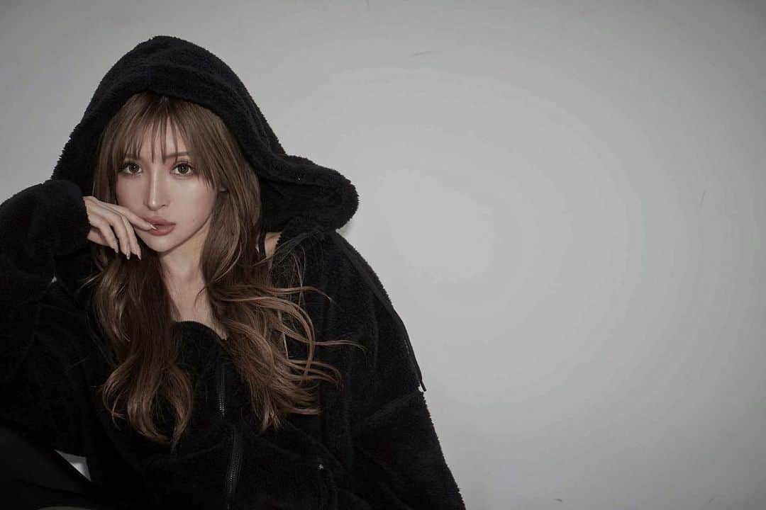 小原優花のインスタグラム：「今日でIRAL @iral_official は年内の発送を終えました🥰✨  今年ラスト新作のフリースパーカーはほぼ全色完売で、ラストBlackのみS-Mサイズが残りわずかとなっております！🥺🙏🏻 沢山のオーダー本当にありがとうございました🙇‍♀️✨  今年も多くのお客様にIRALをご愛顧いただきました事を、この場を借りて心より感謝申し上げます🍀☺️  年始は5日から発送開始です🚚 年明けにはNEWSもございます！！🥳💕  来年はIRALチームの仲間もさらに増え、パワーアップしていきます💪🏼✨ 5周年を迎える2022年もどうぞよろしくお願い申し上げます🌈  #iral #アイラル #athleisure #fitness #fitnesswear #apparel」
