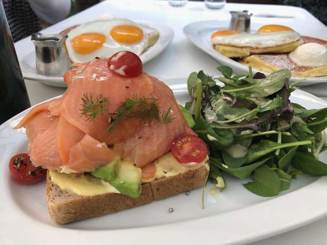 今井美桜さんのインスタグラム写真 - (今井美桜Instagram)「＊ ☀️🍳  友達と会う時はランチが多いんだけど、たまにはブランチに☺️ 私はアボカドとサーモンのトースト🥑 お家でも真似してみよう♩  このお店わんちゃんも入れるの！ この日も沢山いて癒された🐶🤍  #crisscross  #クリスクロス  #表参道カフェ  #表参道ランチ  #ブランチ  #モーニング」12月28日 22時56分 - mio_ima49