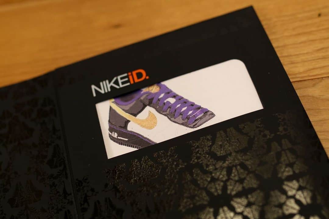 SneakerBox.jpさんのインスタグラム写真 - (SneakerBox.jpInstagram)「掃除がてら引っ張り出したらカビが。。😱 2007-2008年に制作した懐かしのiDです。DUNKではお馴染みだったオレンジの引き出しBOXは07年だけだったんですね。 箱も、紐も、革も、色々と豪華です。 白は、3.5万、他は3万定価でしたかね？ 当時の通常モデルを考えたらかなりお高いですが、限られたた人だけが作れた感じだったと思います。 NIKE iDのロゴすごく好きだったのになぁ。  それにしても、なんでこのカラーにしたのかは。。謎です 笑 #nikeid #nikeidcreatives  #nikebyyou  #nike1love  #nikeidairforce1」12月28日 23時47分 - sneakerbox.jp
