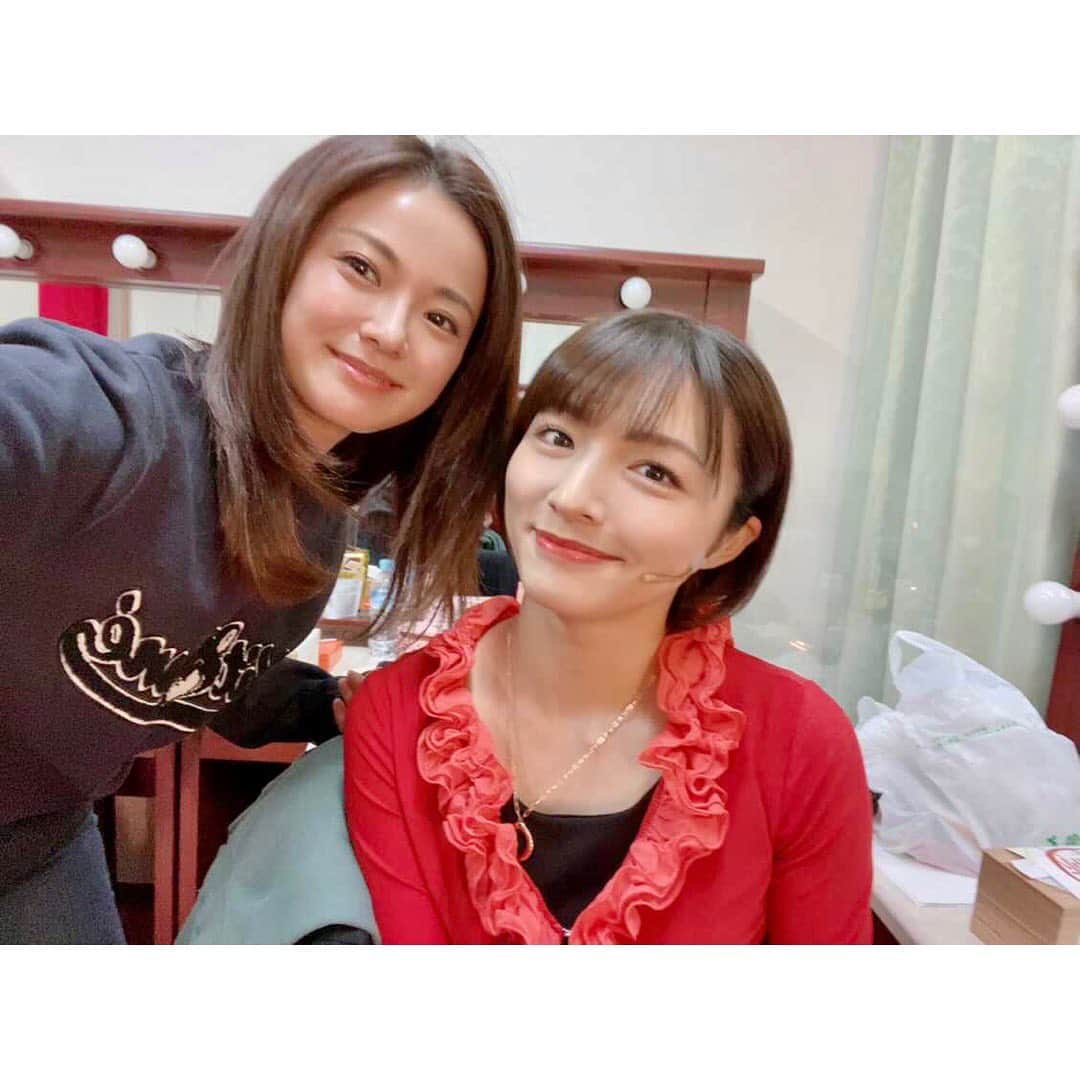 清水麻椰さんのインスタグラム写真 - (清水麻椰Instagram)「#浜村渚の計算ノート 🍒📒  12月27日、穴杉よしこ役として ミュージカルの舞台に立たせていただきました。 観劇に来られた皆さま、ありがとうございました。  本当に本当に夢のような時間でした！！！  プロの役者の中にひとりド素人が混じる。 初めは不安な気持ちでいっぱいでしたが キャストの皆さんの優しさに触れるたびに少しずつ前を向くことができ、 最後はのびのびと舞台を楽しむことができました。  普段のアナウンサーの仕事とは違う緊張感 舞台上から放たれるエネルギー 役者さんの集中力、お客さんの視線、会場の熱気  見るもの触れるもの全てが初めての感覚で 体にビリビリと電気が走るようでした。  今まで当たり前のように観劇していた舞台やミュージカルに どれだけ多くの人が携わっていて どれだけの時間と情熱がかけられているのか 今回、少しだけですが舞台裏を覗いたことで それを肌で感じることができた気がします。  この貴重な経験を人生の糧とし、 仕事でも活かすことができるように 私は私のフィールドでもっともっと上を目指さなければと思いました。  恥ずかしいほど赤裸々な思いの丈を 躊躇なくここに書けてしまうほどに 刺激的で、鼓舞させられた現場でした。  支えてくださったスタッフ・キャストの皆さん 特にダブルキャストの清水由紀さんには大変お世話になりました。 短い間でしたが、皆さんと同じ時間を共有できて嬉しかったです。 本当に本当に、ありがとうございました。  私は一足早く千秋楽を迎えましたが、 #浜村渚の計算ノート 公演はまだまだ続きます！ とっても素敵な舞台なので、ぜひ観劇していただきたいです。 詳しくはHPをご確認ください。  また、今回のミュージカル本番密着VTRは 2022年1月15日(土) 『土曜のよんチャンTV』で放送です。 よろしくお願いいたします。  ※写真撮影時のみマスクを外しております。」12月28日 23時54分 - mayasmz