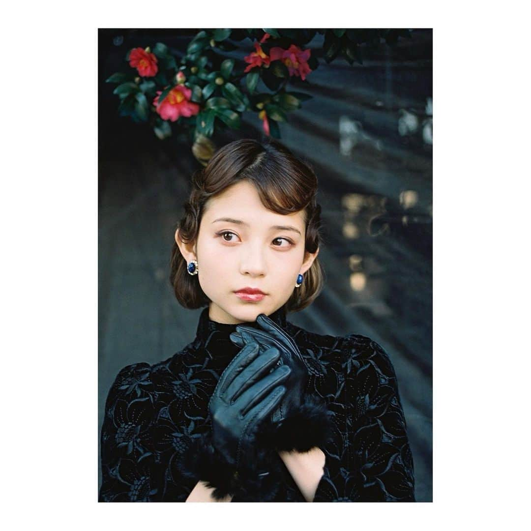 桃果さんのインスタグラム写真 - (桃果Instagram)「オードリーヘプバーン風？🖤  おず組でさくっと作品撮り！ いつもテイストが違う感じで楽しい♪  photo&styling @rinakokitahatake  hair&makeup  @minamininaranona」12月28日 15時30分 - momoka_825_