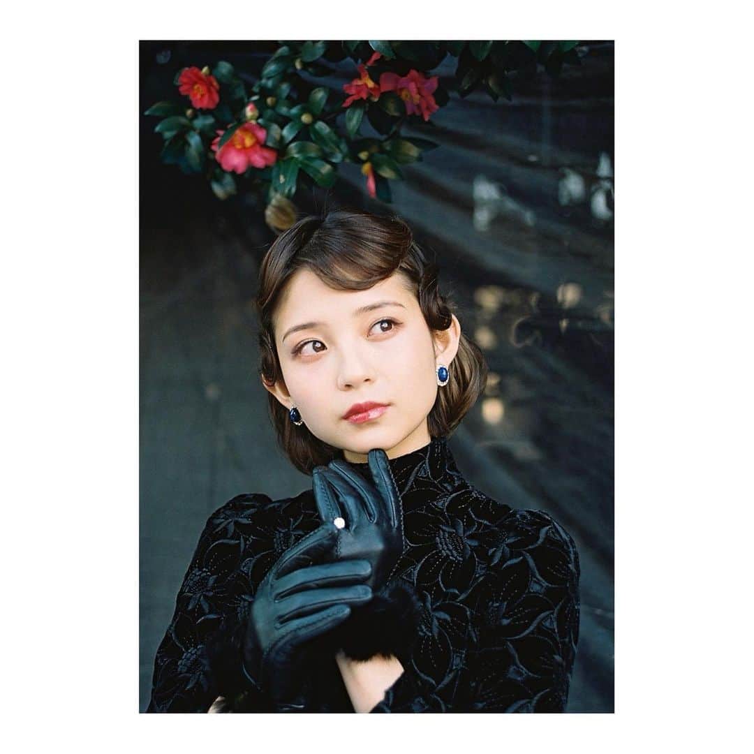 のインスタグラム：「オードリーヘプバーン風？🖤  おず組でさくっと作品撮り！ いつもテイストが違う感じで楽しい♪  photo&styling @rinakokitahatake  hair&makeup  @minamininaranona」