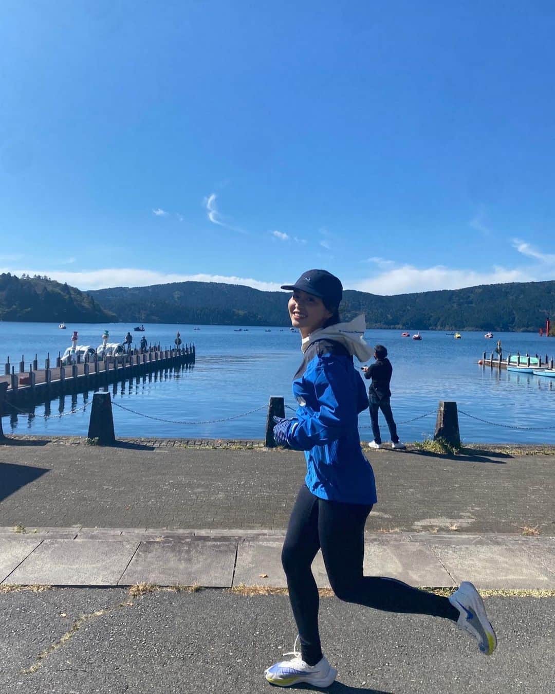 三原勇希さんのインスタグラム写真 - (三原勇希Instagram)「少し前の芦ノ湖ラン14km🏃‍♀️💨  こういう遠出ランは日焼けを避けられないし、アフターの温泉もセットなので、絶対持って行くのが @moani_organics セット💙   ボトルは軽いし、ハーブの香りも使い心地もとても良いし、日焼け止めはオーガニックかつ、石油由来成分や合成添加物を徹底的に排除したもの。 特に海に入る時には、海を汚さない日焼け止めとして絶対におすすめしたい🐠💕しかもSPF50+、PA ++++という国内最高UV指数👏  海はしばらくいかないけど、 私は雪山で使います❤️‍🔥 お子さまにもおすすめ！ #moaniorganics  #gyakusou」12月28日 15時34分 - yuukimeehaa
