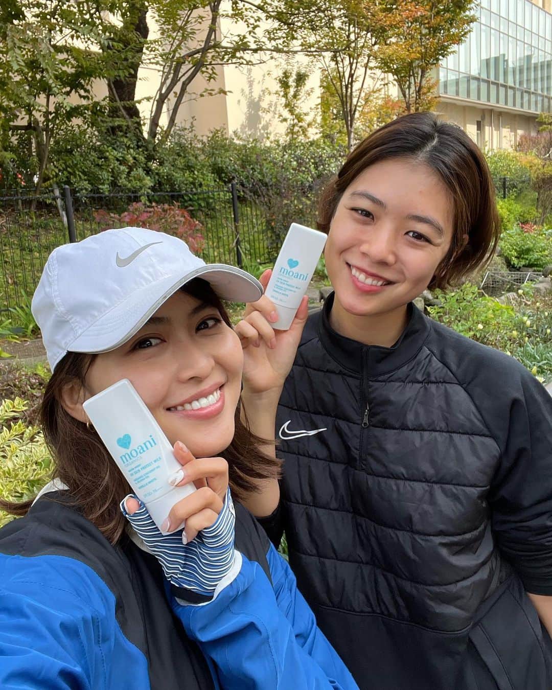 三原勇希さんのインスタグラム写真 - (三原勇希Instagram)「少し前の芦ノ湖ラン14km🏃‍♀️💨  こういう遠出ランは日焼けを避けられないし、アフターの温泉もセットなので、絶対持って行くのが @moani_organics セット💙   ボトルは軽いし、ハーブの香りも使い心地もとても良いし、日焼け止めはオーガニックかつ、石油由来成分や合成添加物を徹底的に排除したもの。 特に海に入る時には、海を汚さない日焼け止めとして絶対におすすめしたい🐠💕しかもSPF50+、PA ++++という国内最高UV指数👏  海はしばらくいかないけど、 私は雪山で使います❤️‍🔥 お子さまにもおすすめ！ #moaniorganics  #gyakusou」12月28日 15時34分 - yuukimeehaa