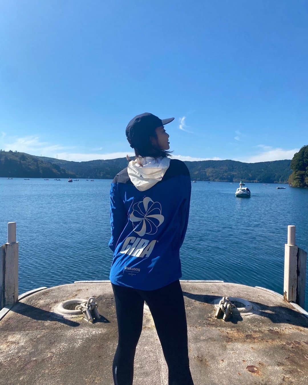 三原勇希さんのインスタグラム写真 - (三原勇希Instagram)「少し前の芦ノ湖ラン14km🏃‍♀️💨  こういう遠出ランは日焼けを避けられないし、アフターの温泉もセットなので、絶対持って行くのが @moani_organics セット💙   ボトルは軽いし、ハーブの香りも使い心地もとても良いし、日焼け止めはオーガニックかつ、石油由来成分や合成添加物を徹底的に排除したもの。 特に海に入る時には、海を汚さない日焼け止めとして絶対におすすめしたい🐠💕しかもSPF50+、PA ++++という国内最高UV指数👏  海はしばらくいかないけど、 私は雪山で使います❤️‍🔥 お子さまにもおすすめ！ #moaniorganics  #gyakusou」12月28日 15時34分 - yuukimeehaa
