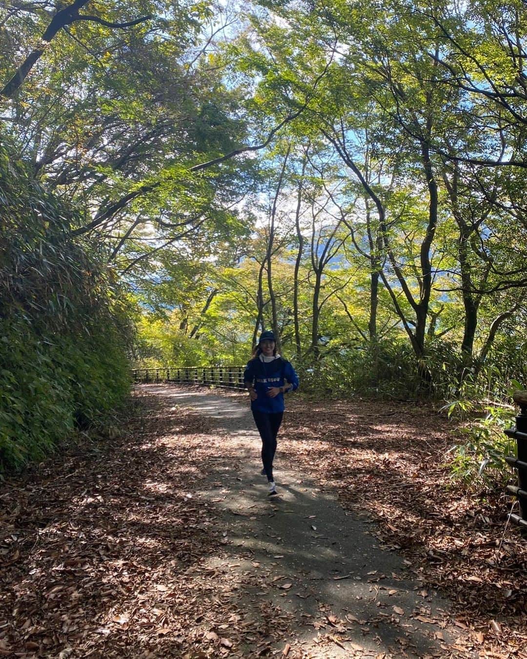 三原勇希さんのインスタグラム写真 - (三原勇希Instagram)「少し前の芦ノ湖ラン14km🏃‍♀️💨  こういう遠出ランは日焼けを避けられないし、アフターの温泉もセットなので、絶対持って行くのが @moani_organics セット💙   ボトルは軽いし、ハーブの香りも使い心地もとても良いし、日焼け止めはオーガニックかつ、石油由来成分や合成添加物を徹底的に排除したもの。 特に海に入る時には、海を汚さない日焼け止めとして絶対におすすめしたい🐠💕しかもSPF50+、PA ++++という国内最高UV指数👏  海はしばらくいかないけど、 私は雪山で使います❤️‍🔥 お子さまにもおすすめ！ #moaniorganics  #gyakusou」12月28日 15時34分 - yuukimeehaa