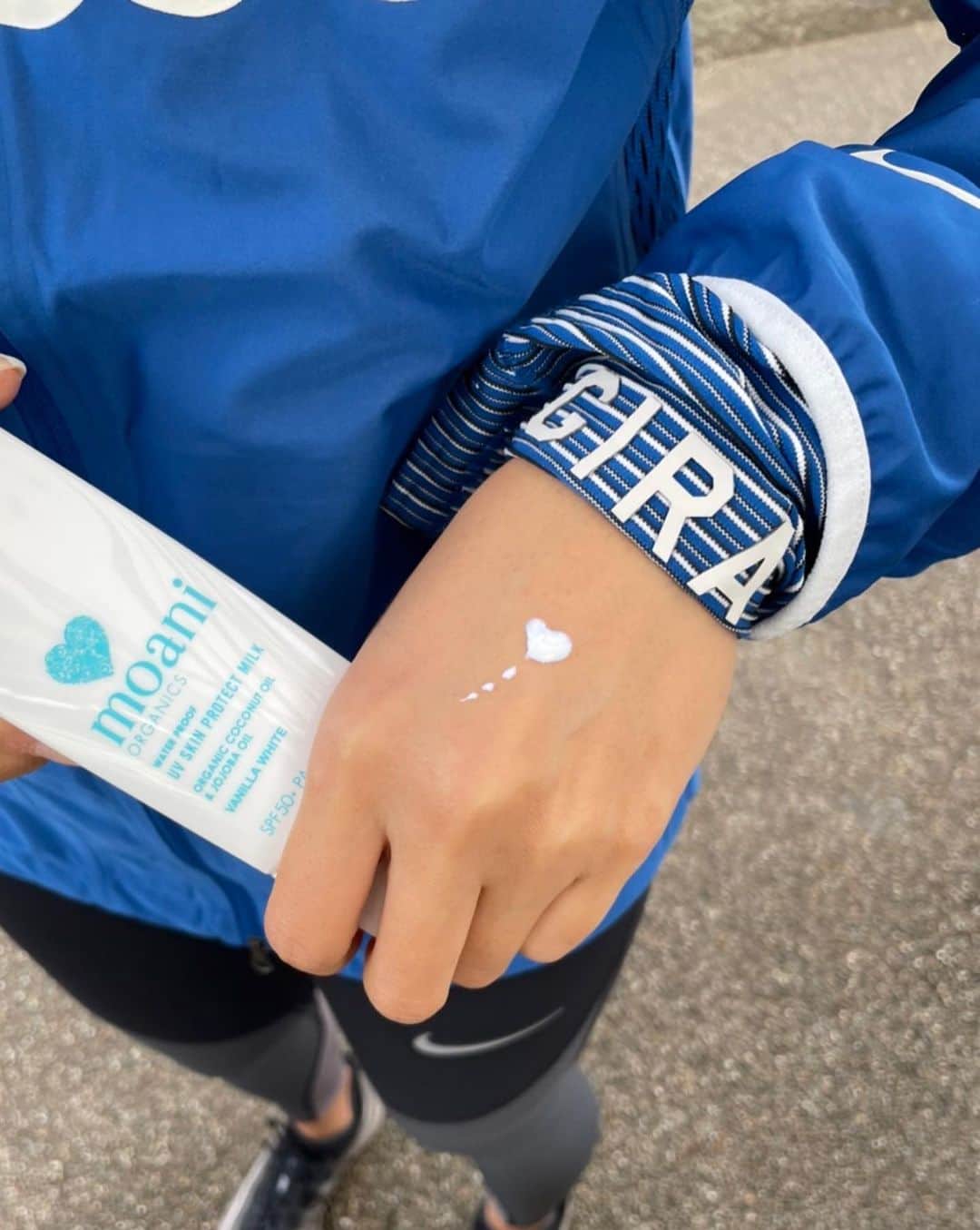 三原勇希さんのインスタグラム写真 - (三原勇希Instagram)「少し前の芦ノ湖ラン14km🏃‍♀️💨  こういう遠出ランは日焼けを避けられないし、アフターの温泉もセットなので、絶対持って行くのが @moani_organics セット💙   ボトルは軽いし、ハーブの香りも使い心地もとても良いし、日焼け止めはオーガニックかつ、石油由来成分や合成添加物を徹底的に排除したもの。 特に海に入る時には、海を汚さない日焼け止めとして絶対におすすめしたい🐠💕しかもSPF50+、PA ++++という国内最高UV指数👏  海はしばらくいかないけど、 私は雪山で使います❤️‍🔥 お子さまにもおすすめ！ #moaniorganics  #gyakusou」12月28日 15時34分 - yuukimeehaa