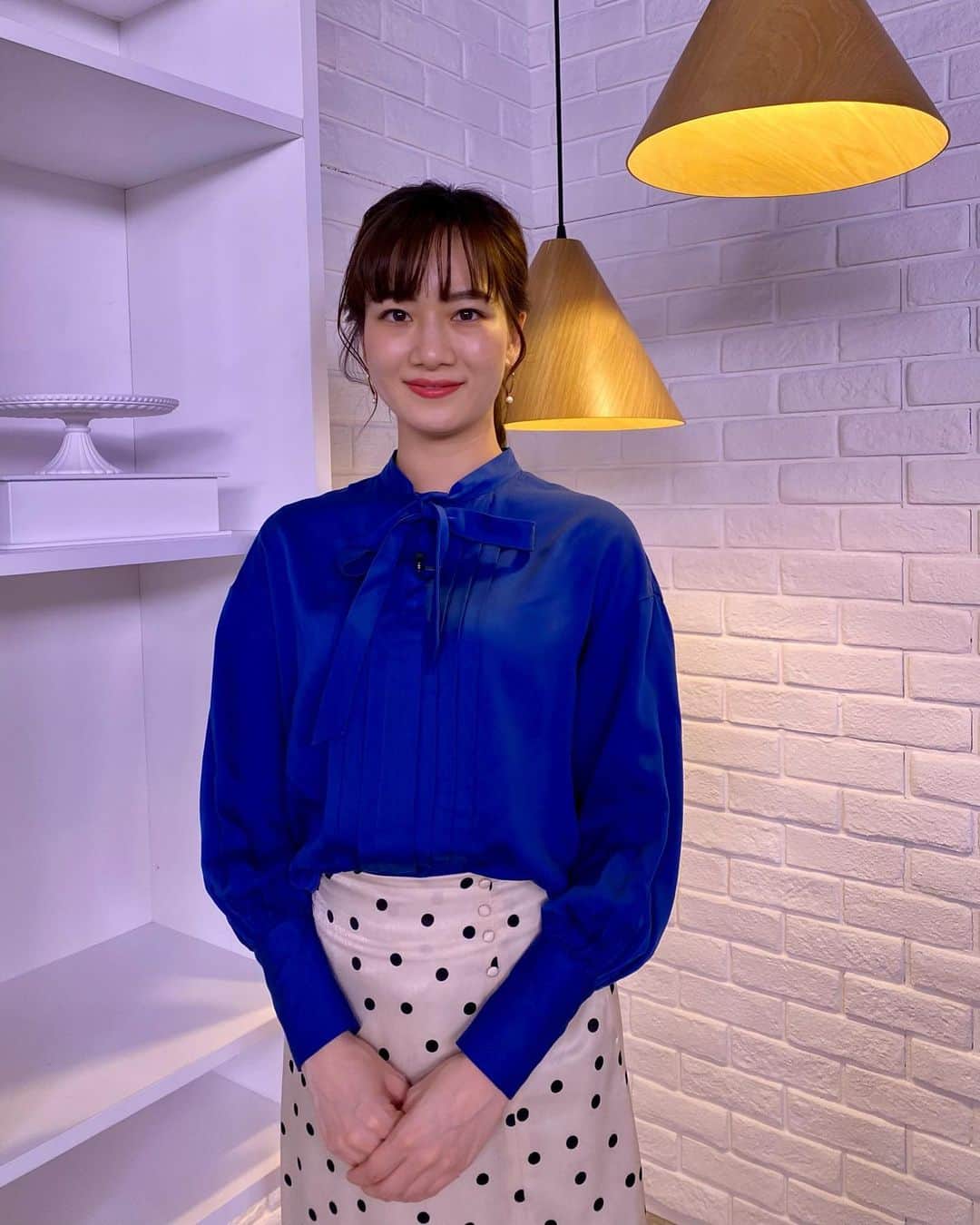 のインスタグラム：「珍しく 鮮やかブルーの衣装だった日👗 ⁡ ⋆ ⋆ そして今朝の放送で仕事納めでした！ 今年一年、ご覧いただいた皆さんありがとうございました☺️🧡 2022年もよろしくお願いします🐯 ⁡ ⁡ #仕事納め #tbsニュース #tbs #衣装 #アナウンサー衣装 #ヘアアレンジ #アナウンサー #フリーアナウンサー #キャスター #lepsim」