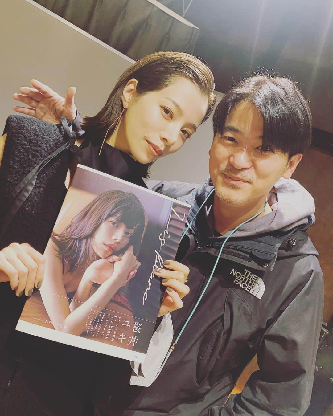 桜井ユキさんのインスタグラム写真 - (桜井ユキInstagram)「写真集イベント、オンラインに参加してくださった皆様、写真集を購入して下さった方々、本当にありがとうございました。  とても楽しい時間でした。  遠くからお越しくださった方もたくさんいて、本当に有り難く、嬉しさに溢れたルンルンな1日でした。  写真は、お忙しい中遊びに来てくださったカメラマンのアンディさん。  本当に素晴らしい写真を撮られる大尊敬の方なのに、とても気さくで撮影中もたくさん笑わせてくださいました。  素晴らしいスタッフさん達に支えられて出来きあがった写真集。まだまだたくさんの方に見て頂きたいです。  年末年始に食べ過ぎて、写真集と全然違うじゃんって言われない様に気をつけます  と、言いながら食後のクロワッサンを食べるの巻  　　　　　　　　　　　　　　　　　　　　　桜井」12月28日 15時39分 - yuki.sakurai_official