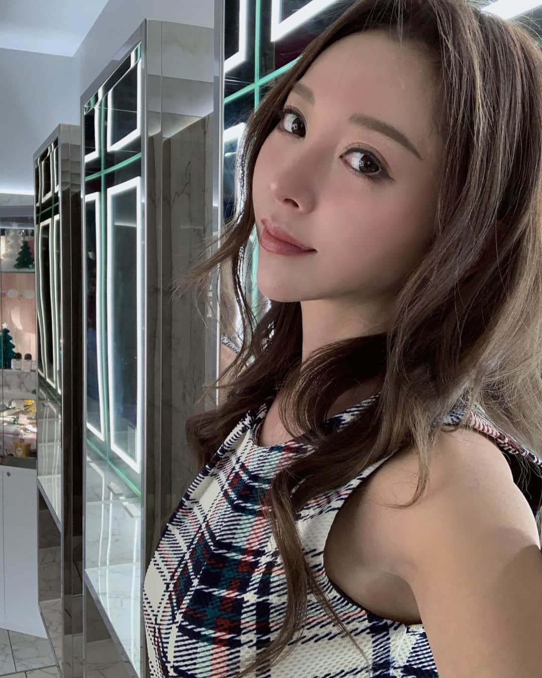 山崎みどりさんのインスタグラム写真 - (山崎みどりInstagram)「クリスマスはチェックのミニワンピにした♡ （クリスマスは普段は着ないのを着たくなる）  今年も残すところあと3日。 一年が早い...  子供の頃は一年が長かったのに 今は一年があっという間に感じる..🤭🍂  ────────────────────────── #チェックワンピ#年末 @tk_nightclub #tknightclub」12月28日 15時55分 - midori_yamasaki_