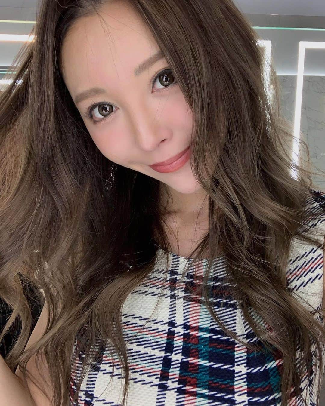 山崎みどりさんのインスタグラム写真 - (山崎みどりInstagram)「クリスマスはチェックのミニワンピにした♡ （クリスマスは普段は着ないのを着たくなる）  今年も残すところあと3日。 一年が早い...  子供の頃は一年が長かったのに 今は一年があっという間に感じる..🤭🍂  ────────────────────────── #チェックワンピ#年末 @tk_nightclub #tknightclub」12月28日 15時55分 - midori_yamasaki_