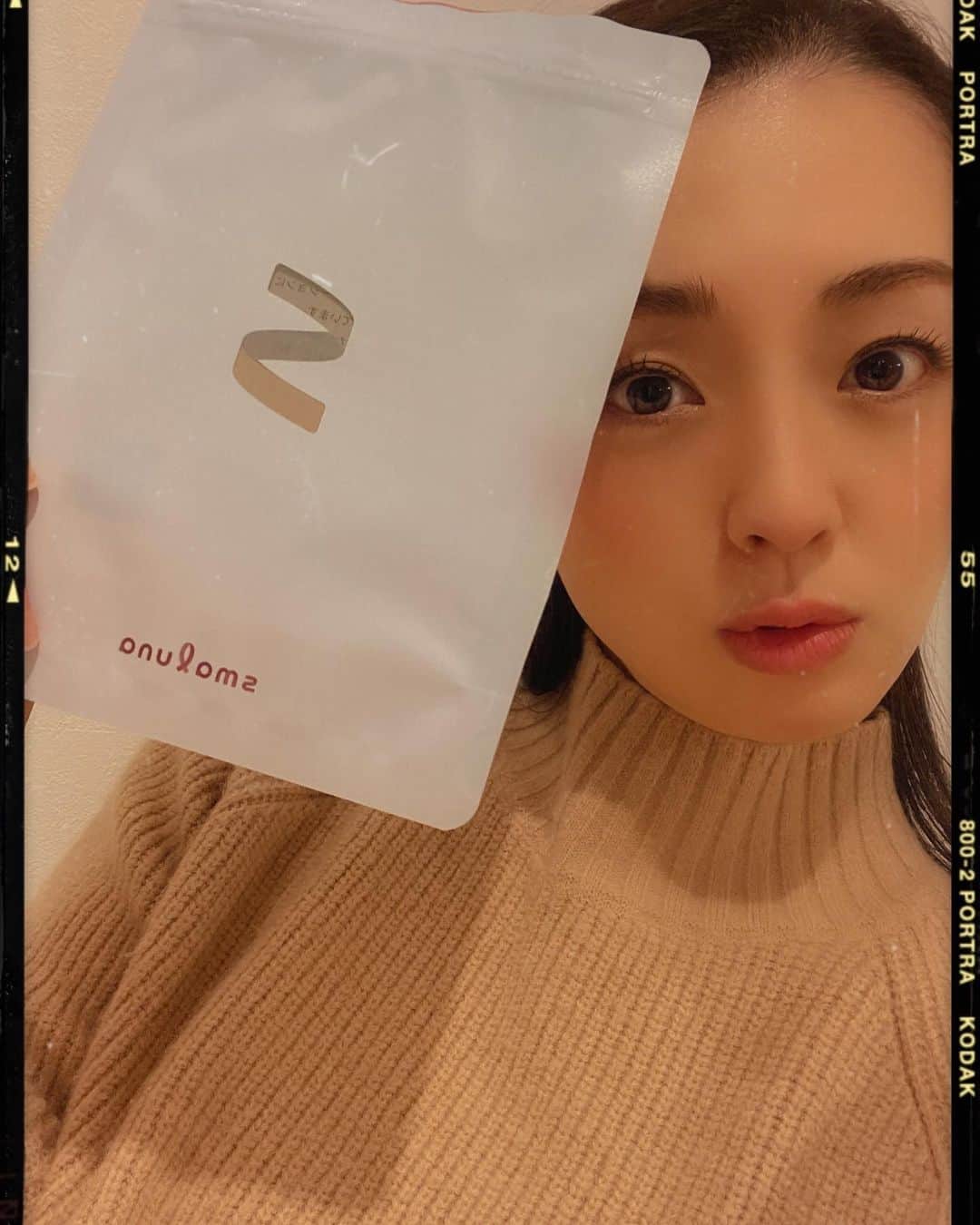 祥子のインスタグラム：「便利な世の中になったな🌸  もともとPMSがひどく、 生理前になると無性に甘いものを欲したり、肌が荒れたり、イライラしたり、頭痛がしたりと色んなカラダやキモチの不調になっていた私。  周りの友人に相談したり、知り合いとの話の中で 低用量ピルをうまく活用する事で改善されるかも💓 と教えてもらいそれを取り入れたことで、煩わしさが改善された☺️✨  私は生理のことで通院するのは恥ずかしいなと少し抵抗があったので、スマルナ(@smaluna_jp )を利用してます💊  スマルナの良さは💡 ・スマホできちんと医者に処方してもらえること ・病院に通院する必要がないこと ・テキストチャットで助産師や看護師に無料相談出来ること  やはり生理関連はとてもデリケートな事なので、こうやってスマホ一つで解決できる事は嬉しいしありがたい。  生理とは長い付き合いになるからこそ、 ちゃんと向き合ってその時期を上手に乗り越えたい🥰 そして、男性にも少しずつで良いから生理の事を理解してもらえたらなと思うんだなぁ🌸  #最近思うこと #スマルナ #smaluna #ピル #低用量ピル #PMS #生理 #thankyou」