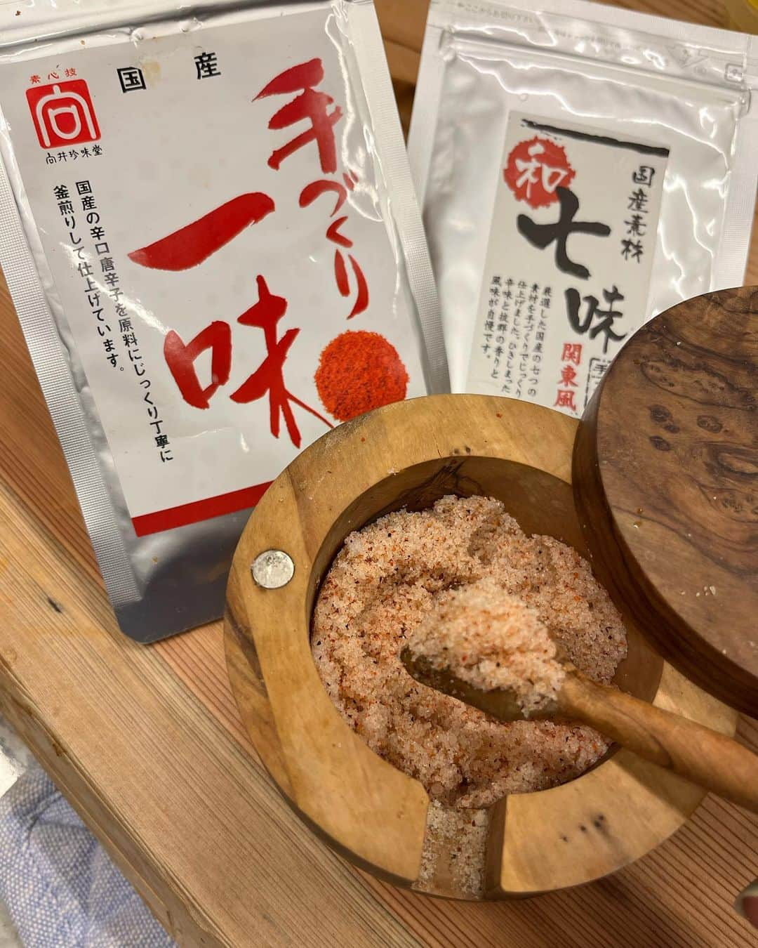 工藤静香さんのインスタグラム写真 - (工藤静香Instagram)「肉ちらし寿司👍酢飯にニンニク生姜醤油で味付けしたお肉を敷き詰めます。 味付けをそれぞれ変えた野菜もたっぷりいれていただきます！  朝食の卵にかかっている塩は何？と質問が多いので、こちらに！ 3枚目はハーブ🌿と、 4枚目は一味とまぜまぜ。 @koki は卵に4枚目を使う確立が高め。笑  ローズマリーとレモン（売っているもの）も使います。」12月28日 16時33分 - kudo_shizuka